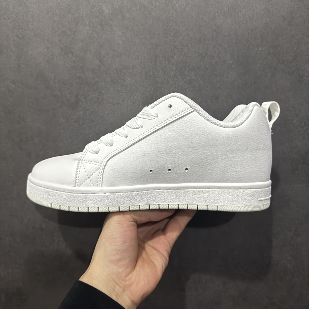 图片[2]-【公司级】街头装品牌 DCSHOECOUSA时尚鞋子男女鞋休闲板鞋低帮圆头百搭 琉凤大底耐磨滑板鞋皮质运动舒适BMX板鞋DC 鞋型经典百搭，低帮系带设计，皮革鞋面，装饰品牌字母LOGO，橡胶鞋底，防滑耐磨轻便，脚感舒适，时髦百搭。 DC/DCShoes就是DCSHOECOUSA，DC Shoes是美国滑板品牌，是很潮的运动品牌。此次 DCSHOES 续写 CBGB 的传奇故事，从 CBGB 中汲取创意灵感融入到产品设计之中，采用具有浓厚街头文化气息的特殊图案传递品牌理念，备受街头爱好者及潮流青年的青睐，品牌粉丝遍布全球。随着极限运动热潮在中国愈演愈烈，如今 DCSHOES 正式重回中国市场，致力为中国的极限运动与街头文化赋予全新生命力。 尺码：36-45-选品中心