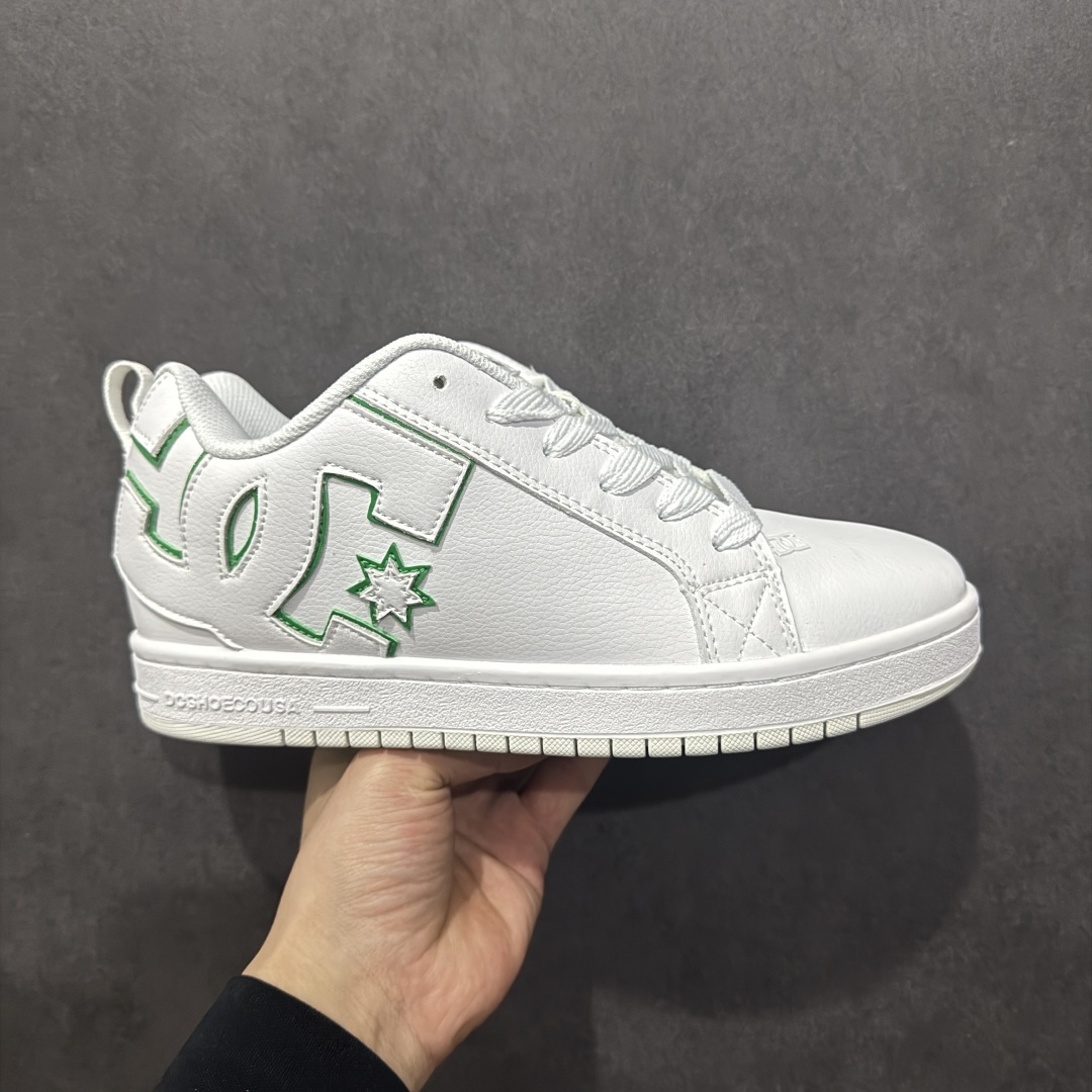 【公司级】街头装品牌 DCSHOECOUSA时尚鞋子男女鞋休闲板鞋低帮圆头百搭 琉凤大底耐磨滑板鞋皮质运动舒适BMX板鞋DC 鞋型经典百搭，低帮系带设计，皮革鞋面，装饰品牌字母LOGO，橡胶鞋底，防滑耐磨轻便，脚感舒适，时髦百搭。 DC/DCShoes就是DCSHOECOUSA，DC Shoes是美国滑板品牌，是很潮的运动品牌。此次 DCSHOES 续写 CBGB 的传奇故事，从 CBGB 中汲取创意灵感融入到产品设计之中，采用具有浓厚街头文化气息的特殊图案传递品牌理念，备受街头爱好者及潮流青年的青睐，品牌粉丝遍布全球。随着极限运动热潮在中国愈演愈烈，如今 DCSHOES 正式重回中国市场，致力为中国的极限运动与街头文化赋予全新生命力。 尺码：36-45-选品中心