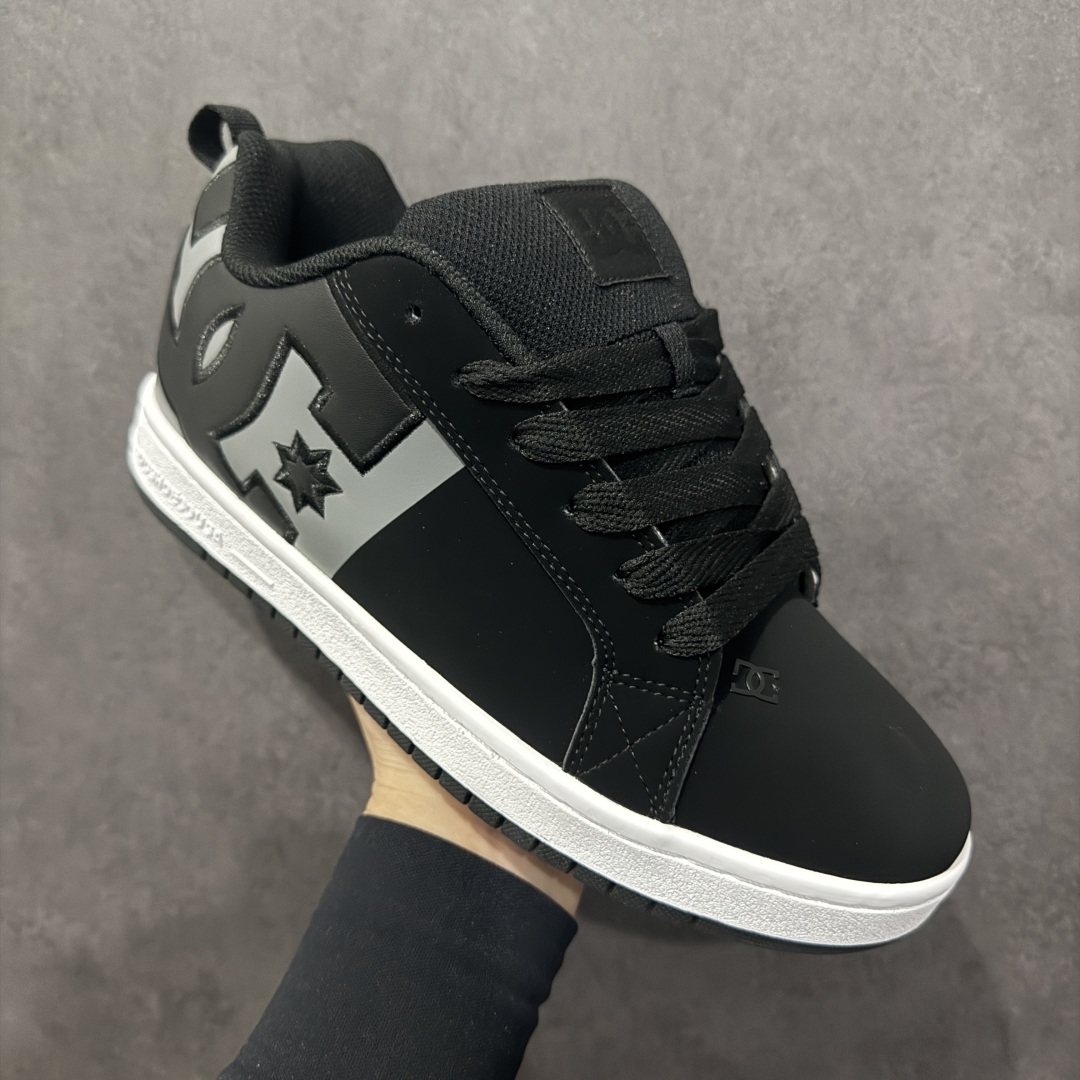 图片[3]-【公司级】街头装品牌 DCSHOECOUSA时尚鞋子男女鞋休闲板鞋低帮圆头百搭 琉凤大底耐磨滑板鞋皮质运动舒适BMX板鞋DC 鞋型经典百搭，低帮系带设计，皮革鞋面，装饰品牌字母LOGO，橡胶鞋底，防滑耐磨轻便，脚感舒适，时髦百搭。 DC/DCShoes就是DCSHOECOUSA，DC Shoes是美国滑板品牌，是很潮的运动品牌。此次 DCSHOES 续写 CBGB 的传奇故事，从 CBGB 中汲取创意灵感融入到产品设计之中，采用具有浓厚街头文化气息的特殊图案传递品牌理念，备受街头爱好者及潮流青年的青睐，品牌粉丝遍布全球。随着极限运动热潮在中国愈演愈烈，如今 DCSHOES 正式重回中国市场，致力为中国的极限运动与街头文化赋予全新生命力。 尺码：36-45-选品中心