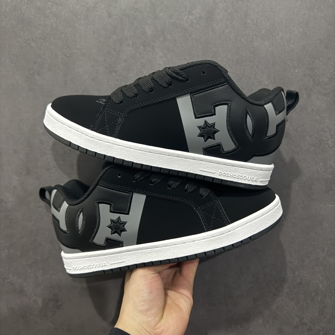 图片[9]-【公司级】街头装品牌 DCSHOECOUSA时尚鞋子男女鞋休闲板鞋低帮圆头百搭 琉凤大底耐磨滑板鞋皮质运动舒适BMX板鞋DC 鞋型经典百搭，低帮系带设计，皮革鞋面，装饰品牌字母LOGO，橡胶鞋底，防滑耐磨轻便，脚感舒适，时髦百搭。 DC/DCShoes就是DCSHOECOUSA，DC Shoes是美国滑板品牌，是很潮的运动品牌。此次 DCSHOES 续写 CBGB 的传奇故事，从 CBGB 中汲取创意灵感融入到产品设计之中，采用具有浓厚街头文化气息的特殊图案传递品牌理念，备受街头爱好者及潮流青年的青睐，品牌粉丝遍布全球。随着极限运动热潮在中国愈演愈烈，如今 DCSHOES 正式重回中国市场，致力为中国的极限运动与街头文化赋予全新生命力。 尺码：36-45-选品中心