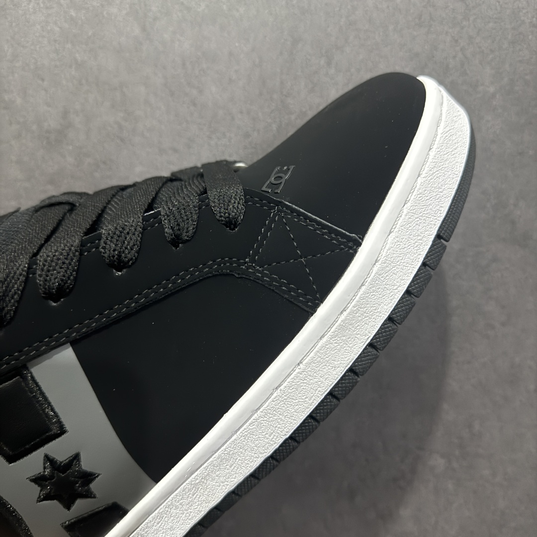 图片[5]-【公司级】街头装品牌 DCSHOECOUSA时尚鞋子男女鞋休闲板鞋低帮圆头百搭 琉凤大底耐磨滑板鞋皮质运动舒适BMX板鞋DC 鞋型经典百搭，低帮系带设计，皮革鞋面，装饰品牌字母LOGO，橡胶鞋底，防滑耐磨轻便，脚感舒适，时髦百搭。 DC/DCShoes就是DCSHOECOUSA，DC Shoes是美国滑板品牌，是很潮的运动品牌。此次 DCSHOES 续写 CBGB 的传奇故事，从 CBGB 中汲取创意灵感融入到产品设计之中，采用具有浓厚街头文化气息的特殊图案传递品牌理念，备受街头爱好者及潮流青年的青睐，品牌粉丝遍布全球。随着极限运动热潮在中国愈演愈烈，如今 DCSHOES 正式重回中国市场，致力为中国的极限运动与街头文化赋予全新生命力。 尺码：36-45-选品中心