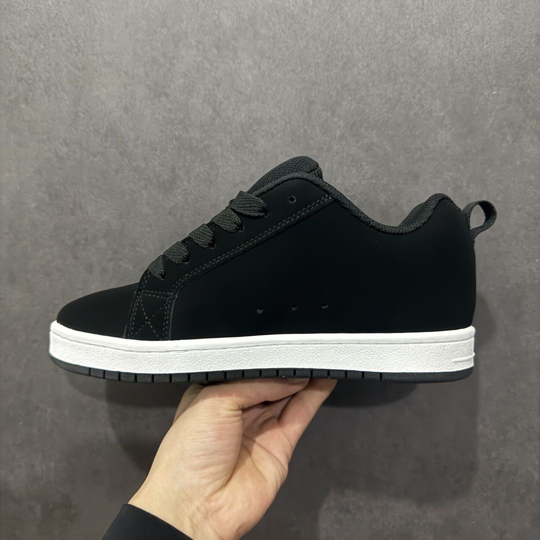 图片[2]-【公司级】街头装品牌 DCSHOECOUSA时尚鞋子男女鞋休闲板鞋低帮圆头百搭 琉凤大底耐磨滑板鞋皮质运动舒适BMX板鞋DC 鞋型经典百搭，低帮系带设计，皮革鞋面，装饰品牌字母LOGO，橡胶鞋底，防滑耐磨轻便，脚感舒适，时髦百搭。 DC/DCShoes就是DCSHOECOUSA，DC Shoes是美国滑板品牌，是很潮的运动品牌。此次 DCSHOES 续写 CBGB 的传奇故事，从 CBGB 中汲取创意灵感融入到产品设计之中，采用具有浓厚街头文化气息的特殊图案传递品牌理念，备受街头爱好者及潮流青年的青睐，品牌粉丝遍布全球。随着极限运动热潮在中国愈演愈烈，如今 DCSHOES 正式重回中国市场，致力为中国的极限运动与街头文化赋予全新生命力。 尺码：36-45-选品中心