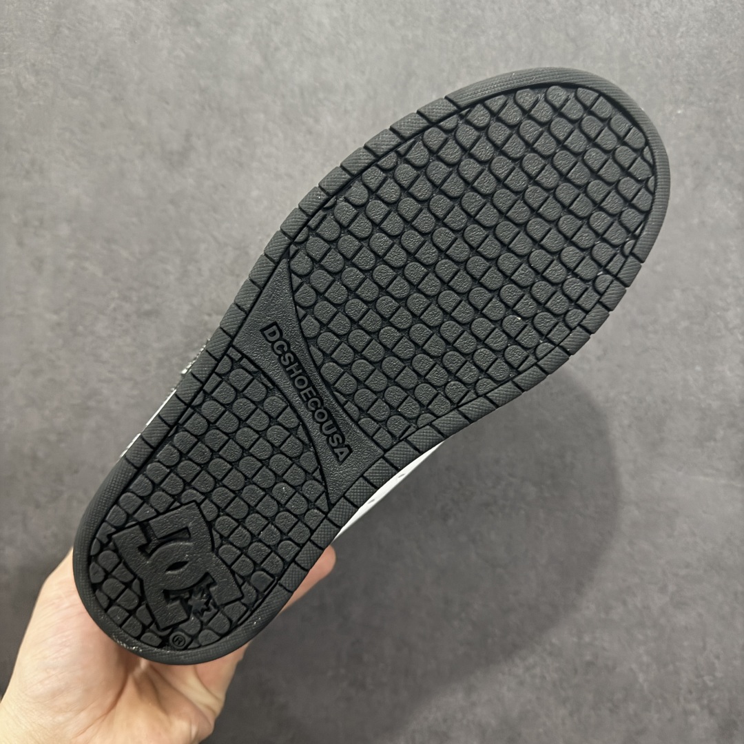 图片[9]-【公司级】街头装品牌 DCSHOECOUSA时尚鞋子男女鞋休闲板鞋低帮圆头百搭 琉凤大底耐磨滑板鞋皮质运动舒适BMX板鞋DC 鞋型经典百搭，低帮系带设计，皮革鞋面，装饰品牌字母LOGO，橡胶鞋底，防滑耐磨轻便，脚感舒适，时髦百搭。 DC/DCShoes就是DCSHOECOUSA，DC Shoes是美国滑板品牌，是很潮的运动品牌。此次 DCSHOES 续写 CBGB 的传奇故事，从 CBGB 中汲取创意灵感融入到产品设计之中，采用具有浓厚街头文化气息的特殊图案传递品牌理念，备受街头爱好者及潮流青年的青睐，品牌粉丝遍布全球。随着极限运动热潮在中国愈演愈烈，如今 DCSHOES 正式重回中国市场，致力为中国的极限运动与街头文化赋予全新生命力。 尺码：36-45-选品中心