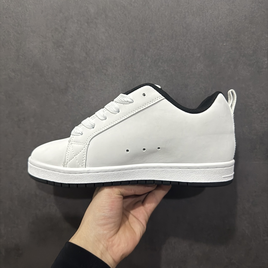 图片[2]-【公司级】街头装品牌 DCSHOECOUSA时尚鞋子男女鞋休闲板鞋低帮圆头百搭 琉凤大底耐磨滑板鞋皮质运动舒适BMX板鞋DC 鞋型经典百搭，低帮系带设计，皮革鞋面，装饰品牌字母LOGO，橡胶鞋底，防滑耐磨轻便，脚感舒适，时髦百搭。 DC/DCShoes就是DCSHOECOUSA，DC Shoes是美国滑板品牌，是很潮的运动品牌。此次 DCSHOES 续写 CBGB 的传奇故事，从 CBGB 中汲取创意灵感融入到产品设计之中，采用具有浓厚街头文化气息的特殊图案传递品牌理念，备受街头爱好者及潮流青年的青睐，品牌粉丝遍布全球。随着极限运动热潮在中国愈演愈烈，如今 DCSHOES 正式重回中国市场，致力为中国的极限运动与街头文化赋予全新生命力。 尺码：36-45-选品中心