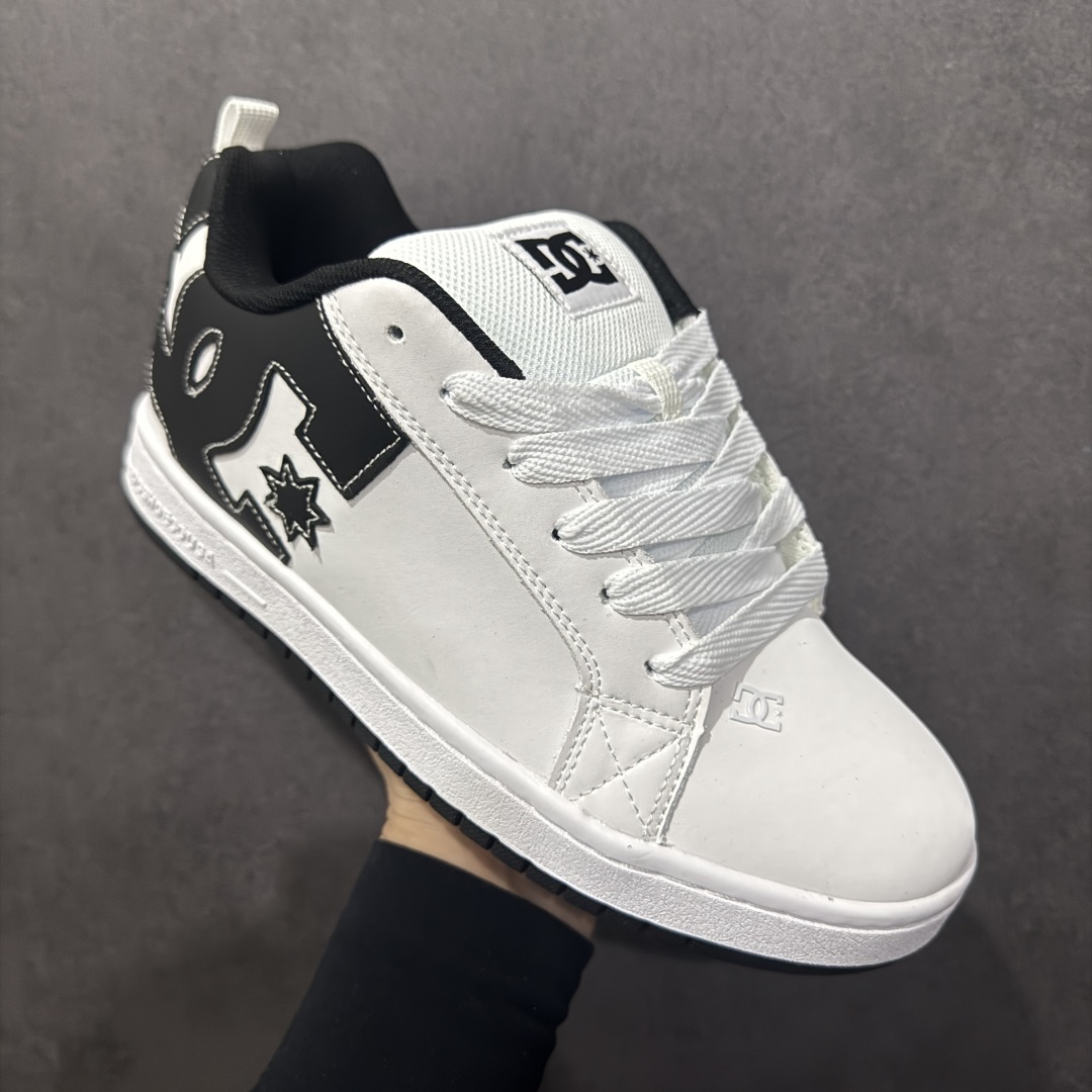 图片[3]-【公司级】街头装品牌 DCSHOECOUSA时尚鞋子男女鞋休闲板鞋低帮圆头百搭 琉凤大底耐磨滑板鞋皮质运动舒适BMX板鞋DC 鞋型经典百搭，低帮系带设计，皮革鞋面，装饰品牌字母LOGO，橡胶鞋底，防滑耐磨轻便，脚感舒适，时髦百搭。 DC/DCShoes就是DCSHOECOUSA，DC Shoes是美国滑板品牌，是很潮的运动品牌。此次 DCSHOES 续写 CBGB 的传奇故事，从 CBGB 中汲取创意灵感融入到产品设计之中，采用具有浓厚街头文化气息的特殊图案传递品牌理念，备受街头爱好者及潮流青年的青睐，品牌粉丝遍布全球。随着极限运动热潮在中国愈演愈烈，如今 DCSHOES 正式重回中国市场，致力为中国的极限运动与街头文化赋予全新生命力。 尺码：36-45-选品中心