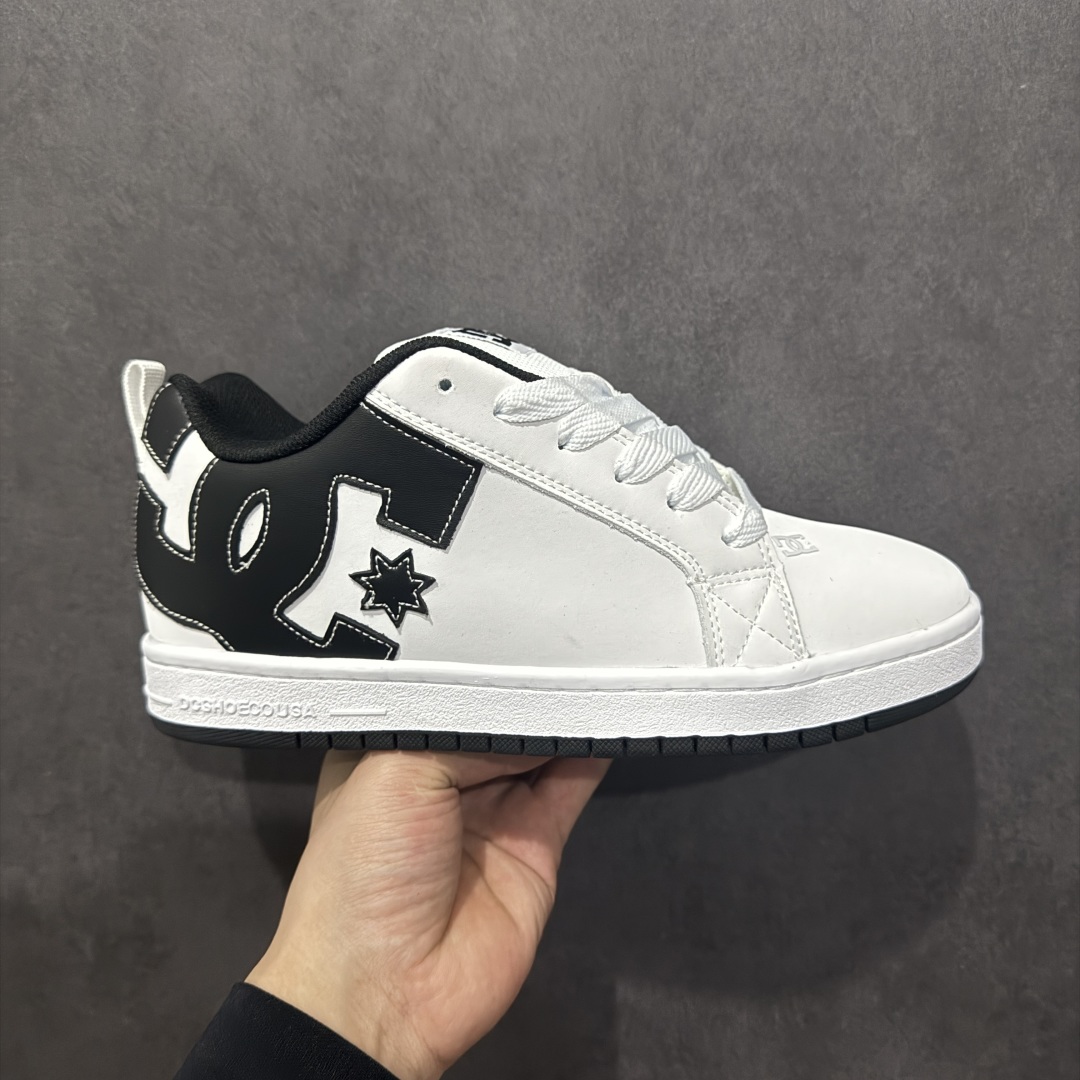 【公司级】街头装品牌 DCSHOECOUSA时尚鞋子男女鞋休闲板鞋低帮圆头百搭 琉凤大底耐磨滑板鞋皮质运动舒适BMX板鞋DC 鞋型经典百搭，低帮系带设计，皮革鞋面，装饰品牌字母LOGO，橡胶鞋底，防滑耐磨轻便，脚感舒适，时髦百搭。 DC/DCShoes就是DCSHOECOUSA，DC Shoes是美国滑板品牌，是很潮的运动品牌。此次 DCSHOES 续写 CBGB 的传奇故事，从 CBGB 中汲取创意灵感融入到产品设计之中，采用具有浓厚街头文化气息的特殊图案传递品牌理念，备受街头爱好者及潮流青年的青睐，品牌粉丝遍布全球。随着极限运动热潮在中国愈演愈烈，如今 DCSHOES 正式重回中国市场，致力为中国的极限运动与街头文化赋予全新生命力。 尺码：36-45-选品中心