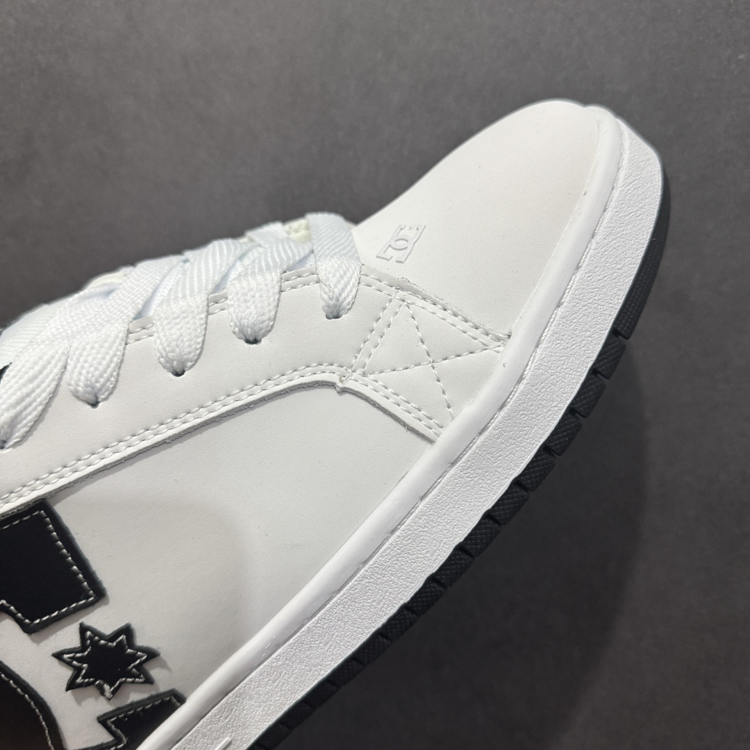 图片[5]-【公司级】街头装品牌 DCSHOECOUSA时尚鞋子男女鞋休闲板鞋低帮圆头百搭 琉凤大底耐磨滑板鞋皮质运动舒适BMX板鞋DC 鞋型经典百搭，低帮系带设计，皮革鞋面，装饰品牌字母LOGO，橡胶鞋底，防滑耐磨轻便，脚感舒适，时髦百搭。 DC/DCShoes就是DCSHOECOUSA，DC Shoes是美国滑板品牌，是很潮的运动品牌。此次 DCSHOES 续写 CBGB 的传奇故事，从 CBGB 中汲取创意灵感融入到产品设计之中，采用具有浓厚街头文化气息的特殊图案传递品牌理念，备受街头爱好者及潮流青年的青睐，品牌粉丝遍布全球。随着极限运动热潮在中国愈演愈烈，如今 DCSHOES 正式重回中国市场，致力为中国的极限运动与街头文化赋予全新生命力。 尺码：36-45-选品中心