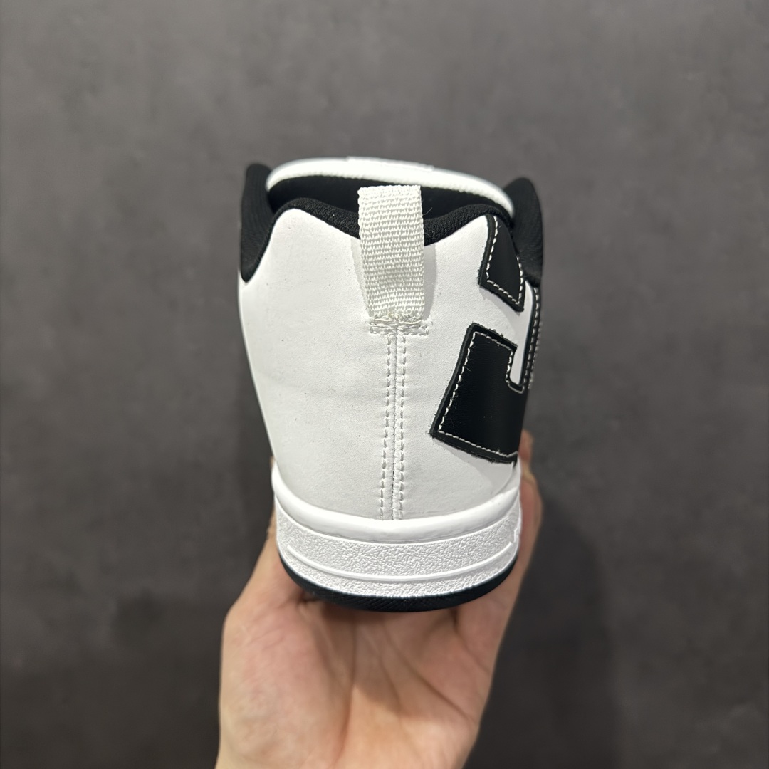 图片[4]-【公司级】街头装品牌 DCSHOECOUSA时尚鞋子男女鞋休闲板鞋低帮圆头百搭 琉凤大底耐磨滑板鞋皮质运动舒适BMX板鞋DC 鞋型经典百搭，低帮系带设计，皮革鞋面，装饰品牌字母LOGO，橡胶鞋底，防滑耐磨轻便，脚感舒适，时髦百搭。 DC/DCShoes就是DCSHOECOUSA，DC Shoes是美国滑板品牌，是很潮的运动品牌。此次 DCSHOES 续写 CBGB 的传奇故事，从 CBGB 中汲取创意灵感融入到产品设计之中，采用具有浓厚街头文化气息的特殊图案传递品牌理念，备受街头爱好者及潮流青年的青睐，品牌粉丝遍布全球。随着极限运动热潮在中国愈演愈烈，如今 DCSHOES 正式重回中国市场，致力为中国的极限运动与街头文化赋予全新生命力。 尺码：36-45-选品中心