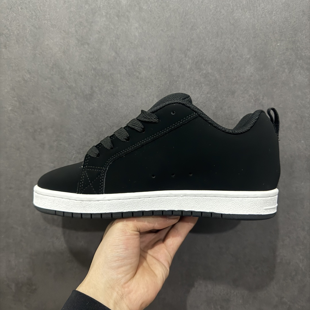 图片[2]-【公司级】街头装品牌 DCSHOECOUSA时尚鞋子男女鞋休闲板鞋低帮圆头百搭 琉凤大底耐磨滑板鞋皮质运动舒适BMX板鞋DC 鞋型经典百搭，低帮系带设计，皮革鞋面，装饰品牌字母LOGO，橡胶鞋底，防滑耐磨轻便，脚感舒适，时髦百搭。 DC/DCShoes就是DCSHOECOUSA，DC Shoes是美国滑板品牌，是很潮的运动品牌。此次 DCSHOES 续写 CBGB 的传奇故事，从 CBGB 中汲取创意灵感融入到产品设计之中，采用具有浓厚街头文化气息的特殊图案传递品牌理念，备受街头爱好者及潮流青年的青睐，品牌粉丝遍布全球。随着极限运动热潮在中国愈演愈烈，如今 DCSHOES 正式重回中国市场，致力为中国的极限运动与街头文化赋予全新生命力。 尺码：36-45-选品中心