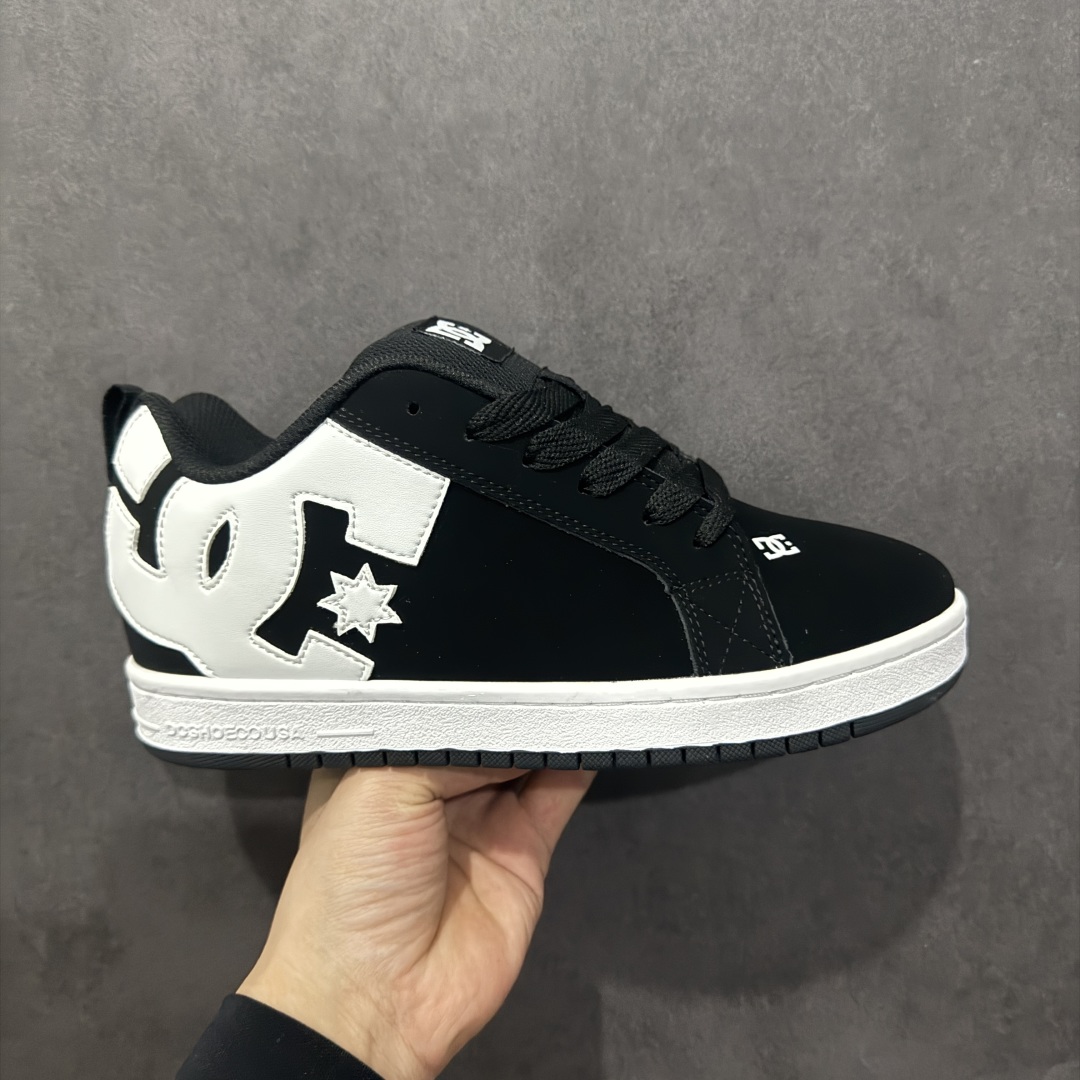 【公司级】街头装品牌 DCSHOECOUSA时尚鞋子男女鞋休闲板鞋低帮圆头百搭 琉凤大底耐磨滑板鞋皮质运动舒适BMX板鞋DC 鞋型经典百搭，低帮系带设计，皮革鞋面，装饰品牌字母LOGO，橡胶鞋底，防滑耐磨轻便，脚感舒适，时髦百搭。 DC/DCShoes就是DCSHOECOUSA，DC Shoes是美国滑板品牌，是很潮的运动品牌。此次 DCSHOES 续写 CBGB 的传奇故事，从 CBGB 中汲取创意灵感融入到产品设计之中，采用具有浓厚街头文化气息的特殊图案传递品牌理念，备受街头爱好者及潮流青年的青睐，品牌粉丝遍布全球。随着极限运动热潮在中国愈演愈烈，如今 DCSHOES 正式重回中国市场，致力为中国的极限运动与街头文化赋予全新生命力。 尺码：36-45-选品中心