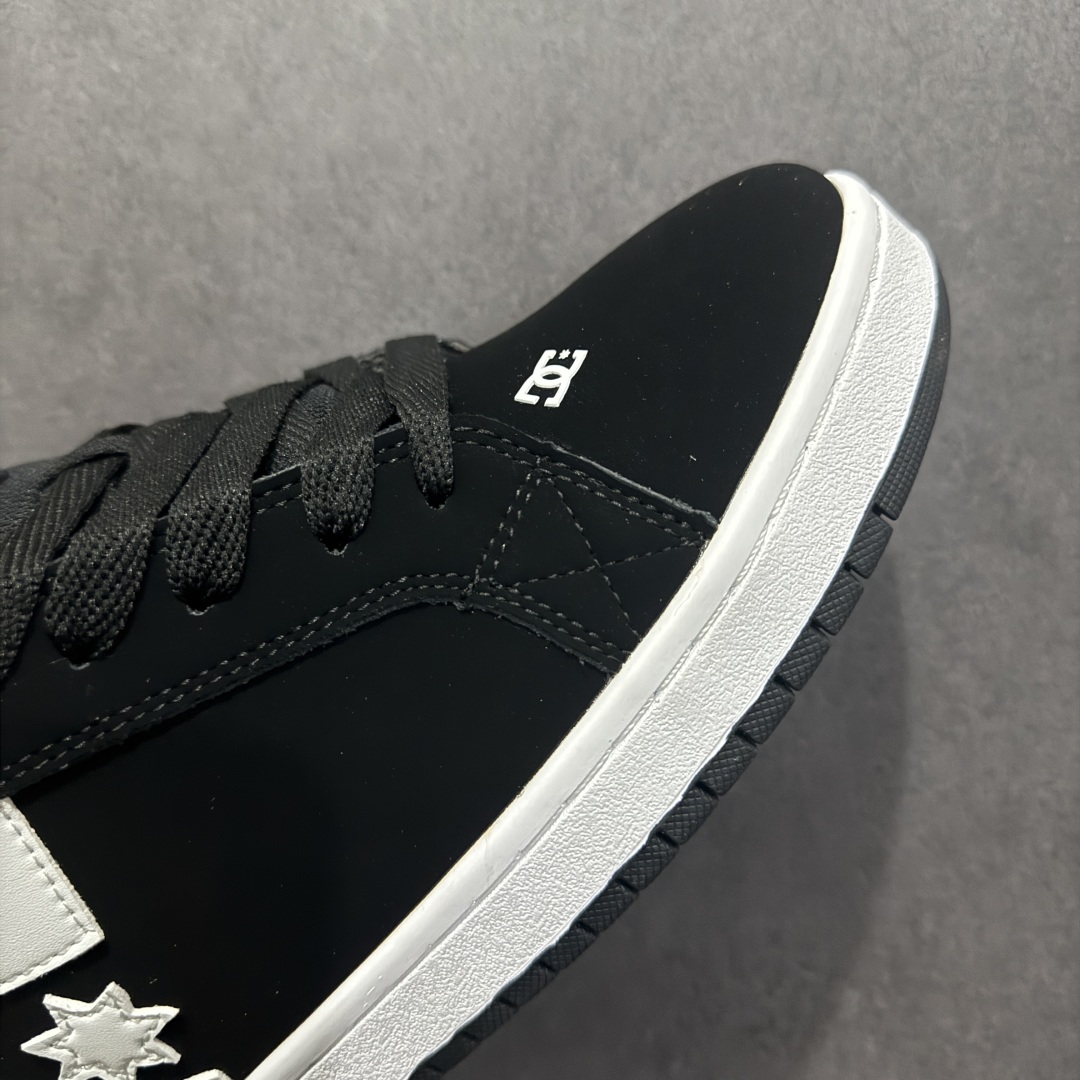 图片[5]-【公司级】街头装品牌 DCSHOECOUSA时尚鞋子男女鞋休闲板鞋低帮圆头百搭 琉凤大底耐磨滑板鞋皮质运动舒适BMX板鞋DC 鞋型经典百搭，低帮系带设计，皮革鞋面，装饰品牌字母LOGO，橡胶鞋底，防滑耐磨轻便，脚感舒适，时髦百搭。 DC/DCShoes就是DCSHOECOUSA，DC Shoes是美国滑板品牌，是很潮的运动品牌。此次 DCSHOES 续写 CBGB 的传奇故事，从 CBGB 中汲取创意灵感融入到产品设计之中，采用具有浓厚街头文化气息的特殊图案传递品牌理念，备受街头爱好者及潮流青年的青睐，品牌粉丝遍布全球。随着极限运动热潮在中国愈演愈烈，如今 DCSHOES 正式重回中国市场，致力为中国的极限运动与街头文化赋予全新生命力。 尺码：36-45-选品中心