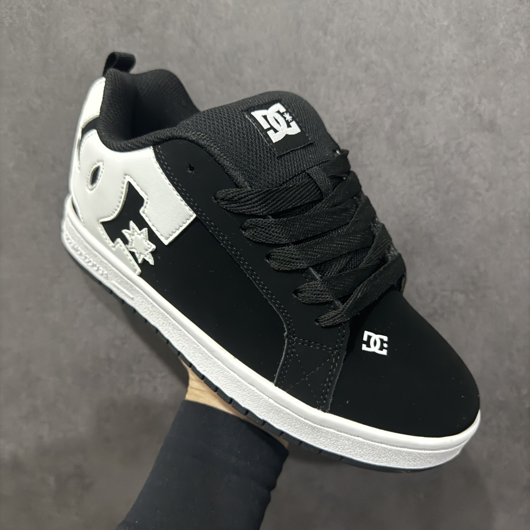 图片[3]-【公司级】街头装品牌 DCSHOECOUSA时尚鞋子男女鞋休闲板鞋低帮圆头百搭 琉凤大底耐磨滑板鞋皮质运动舒适BMX板鞋DC 鞋型经典百搭，低帮系带设计，皮革鞋面，装饰品牌字母LOGO，橡胶鞋底，防滑耐磨轻便，脚感舒适，时髦百搭。 DC/DCShoes就是DCSHOECOUSA，DC Shoes是美国滑板品牌，是很潮的运动品牌。此次 DCSHOES 续写 CBGB 的传奇故事，从 CBGB 中汲取创意灵感融入到产品设计之中，采用具有浓厚街头文化气息的特殊图案传递品牌理念，备受街头爱好者及潮流青年的青睐，品牌粉丝遍布全球。随着极限运动热潮在中国愈演愈烈，如今 DCSHOES 正式重回中国市场，致力为中国的极限运动与街头文化赋予全新生命力。 尺码：36-45-选品中心