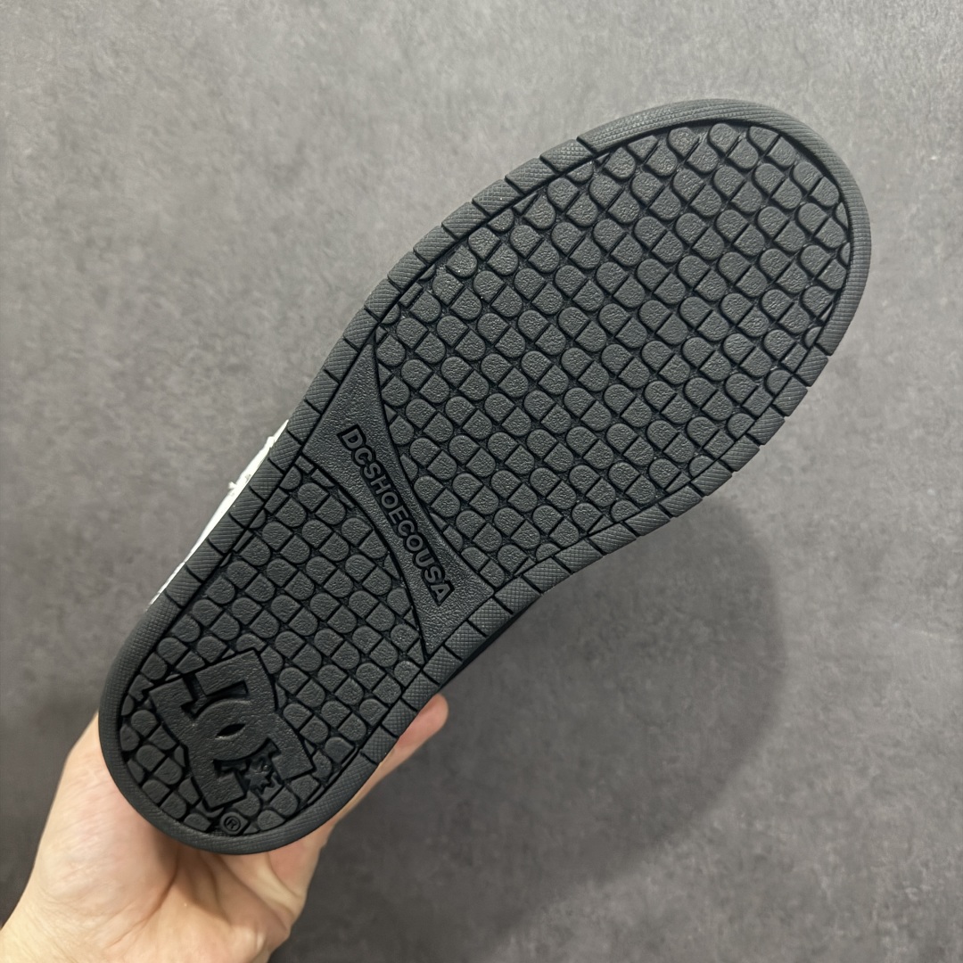 图片[9]-【公司级】街头装品牌 DCSHOECOUSA时尚鞋子男女鞋休闲板鞋低帮圆头百搭 琉凤大底耐磨滑板鞋皮质运动舒适BMX板鞋DC 鞋型经典百搭，低帮系带设计，皮革鞋面，装饰品牌字母LOGO，橡胶鞋底，防滑耐磨轻便，脚感舒适，时髦百搭。 DC/DCShoes就是DCSHOECOUSA，DC Shoes是美国滑板品牌，是很潮的运动品牌。此次 DCSHOES 续写 CBGB 的传奇故事，从 CBGB 中汲取创意灵感融入到产品设计之中，采用具有浓厚街头文化气息的特殊图案传递品牌理念，备受街头爱好者及潮流青年的青睐，品牌粉丝遍布全球。随着极限运动热潮在中国愈演愈烈，如今 DCSHOES 正式重回中国市场，致力为中国的极限运动与街头文化赋予全新生命力。 尺码：36-45-选品中心