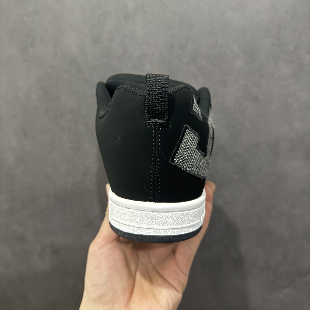 图片[4]-【公司级】街头装品牌 DCSHOECOUSA时尚鞋子男女鞋休闲板鞋低帮圆头百搭 琉凤大底耐磨滑板鞋皮质运动舒适BMX板鞋DC 鞋型经典百搭，低帮系带设计，皮革鞋面，装饰品牌字母LOGO，橡胶鞋底，防滑耐磨轻便，脚感舒适，时髦百搭。 DC/DCShoes就是DCSHOECOUSA，DC Shoes是美国滑板品牌，是很潮的运动品牌。此次 DCSHOES 续写 CBGB 的传奇故事，从 CBGB 中汲取创意灵感融入到产品设计之中，采用具有浓厚街头文化气息的特殊图案传递品牌理念，备受街头爱好者及潮流青年的青睐，品牌粉丝遍布全球。随着极限运动热潮在中国愈演愈烈，如今 DCSHOES 正式重回中国市场，致力为中国的极限运动与街头文化赋予全新生命力。 尺码：36-45-选品中心