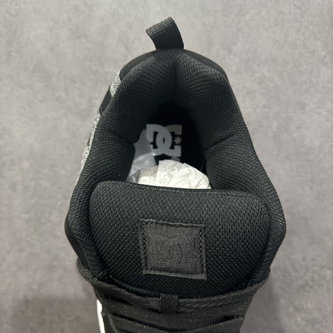 图片[7]-【公司级】街头装品牌 DCSHOECOUSA时尚鞋子男女鞋休闲板鞋低帮圆头百搭 琉凤大底耐磨滑板鞋皮质运动舒适BMX板鞋DC 鞋型经典百搭，低帮系带设计，皮革鞋面，装饰品牌字母LOGO，橡胶鞋底，防滑耐磨轻便，脚感舒适，时髦百搭。 DC/DCShoes就是DCSHOECOUSA，DC Shoes是美国滑板品牌，是很潮的运动品牌。此次 DCSHOES 续写 CBGB 的传奇故事，从 CBGB 中汲取创意灵感融入到产品设计之中，采用具有浓厚街头文化气息的特殊图案传递品牌理念，备受街头爱好者及潮流青年的青睐，品牌粉丝遍布全球。随着极限运动热潮在中国愈演愈烈，如今 DCSHOES 正式重回中国市场，致力为中国的极限运动与街头文化赋予全新生命力。 尺码：36-45-选品中心