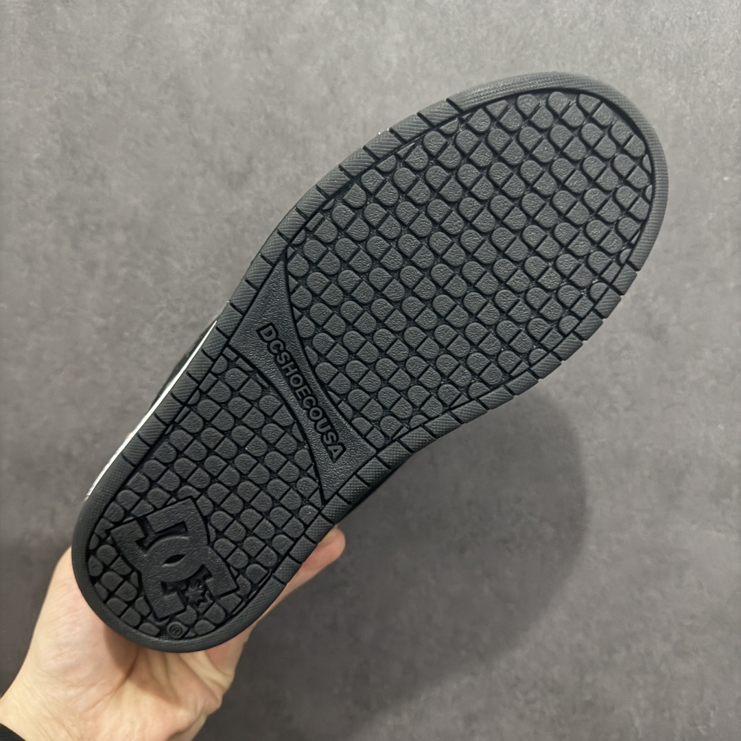 图片[9]-【公司级】街头装品牌 DCSHOECOUSA时尚鞋子男女鞋休闲板鞋低帮圆头百搭 琉凤大底耐磨滑板鞋皮质运动舒适BMX板鞋DC 鞋型经典百搭，低帮系带设计，皮革鞋面，装饰品牌字母LOGO，橡胶鞋底，防滑耐磨轻便，脚感舒适，时髦百搭。 DC/DCShoes就是DCSHOECOUSA，DC Shoes是美国滑板品牌，是很潮的运动品牌。此次 DCSHOES 续写 CBGB 的传奇故事，从 CBGB 中汲取创意灵感融入到产品设计之中，采用具有浓厚街头文化气息的特殊图案传递品牌理念，备受街头爱好者及潮流青年的青睐，品牌粉丝遍布全球。随着极限运动热潮在中国愈演愈烈，如今 DCSHOES 正式重回中国市场，致力为中国的极限运动与街头文化赋予全新生命力。 尺码：36-45-选品中心