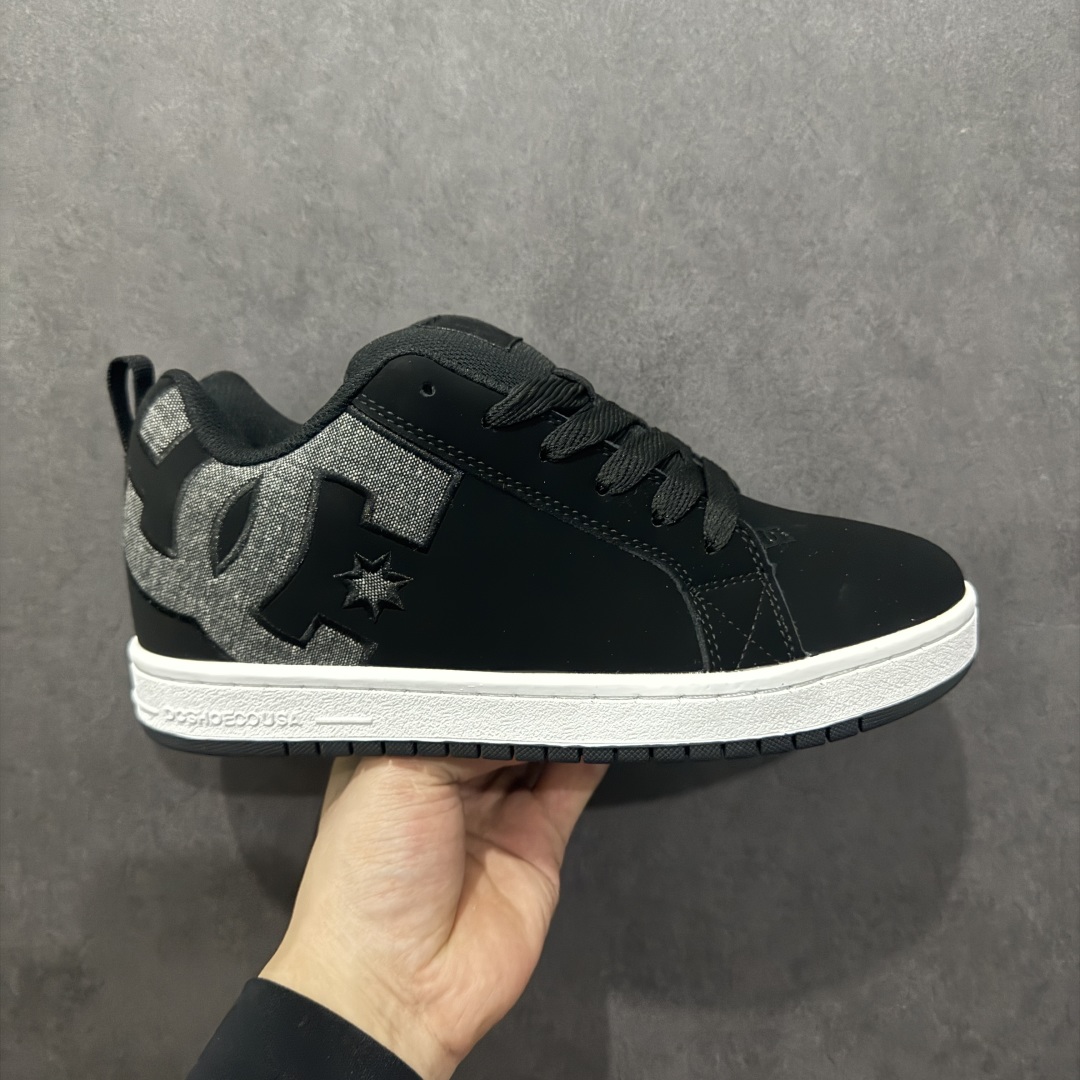 【公司级】街头装品牌 DCSHOECOUSA时尚鞋子男女鞋休闲板鞋低帮圆头百搭 琉凤大底耐磨滑板鞋皮质运动舒适BMX板鞋DC 鞋型经典百搭，低帮系带设计，皮革鞋面，装饰品牌字母LOGO，橡胶鞋底，防滑耐磨轻便，脚感舒适，时髦百搭。 DC/DCShoes就是DCSHOECOUSA，DC Shoes是美国滑板品牌，是很潮的运动品牌。此次 DCSHOES 续写 CBGB 的传奇故事，从 CBGB 中汲取创意灵感融入到产品设计之中，采用具有浓厚街头文化气息的特殊图案传递品牌理念，备受街头爱好者及潮流青年的青睐，品牌粉丝遍布全球。随着极限运动热潮在中国愈演愈烈，如今 DCSHOES 正式重回中国市场，致力为中国的极限运动与街头文化赋予全新生命力。 尺码：36-45-选品中心