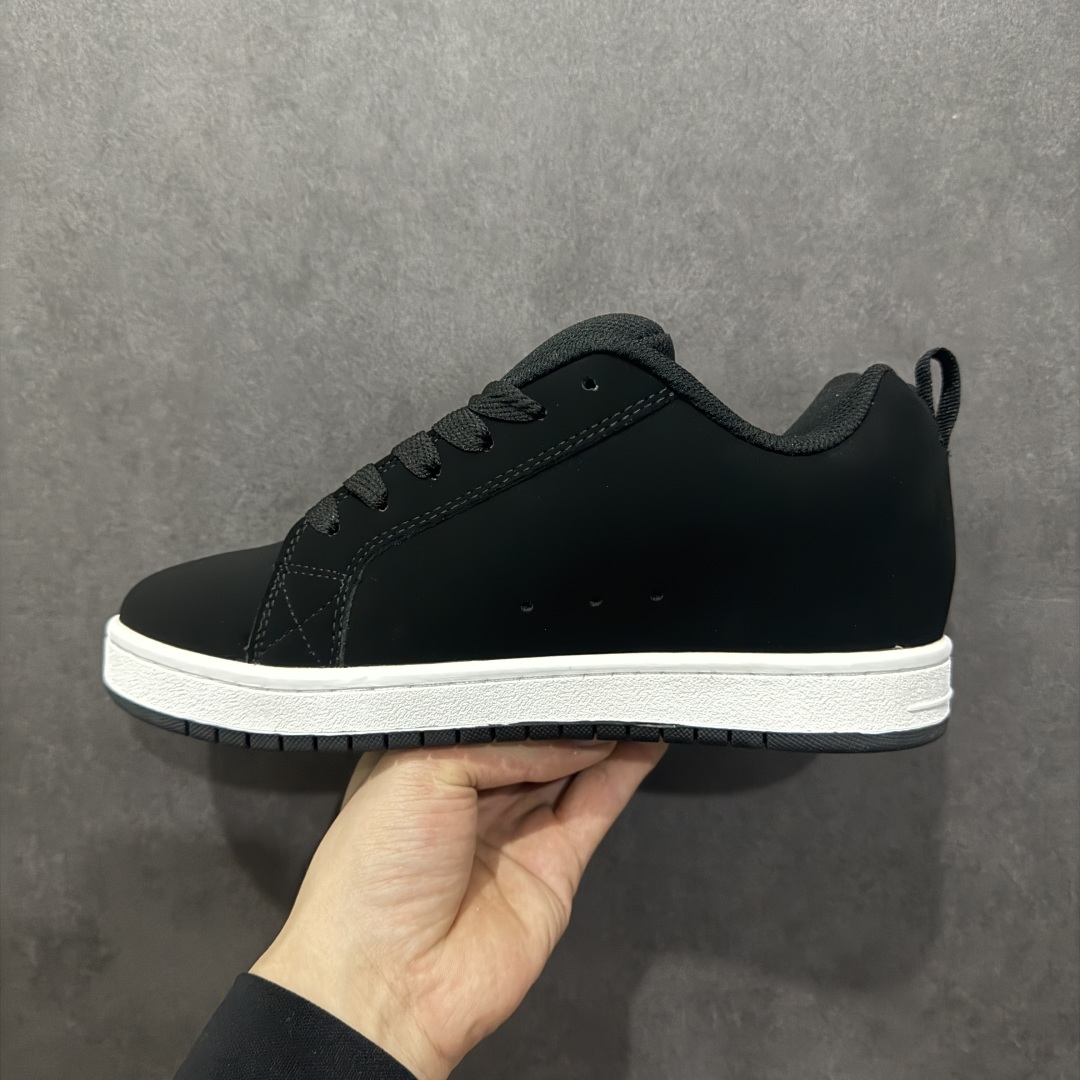 图片[2]-【公司级】街头装品牌 DCSHOECOUSA时尚鞋子男女鞋休闲板鞋低帮圆头百搭 琉凤大底耐磨滑板鞋皮质运动舒适BMX板鞋DC 鞋型经典百搭，低帮系带设计，皮革鞋面，装饰品牌字母LOGO，橡胶鞋底，防滑耐磨轻便，脚感舒适，时髦百搭。 DC/DCShoes就是DCSHOECOUSA，DC Shoes是美国滑板品牌，是很潮的运动品牌。此次 DCSHOES 续写 CBGB 的传奇故事，从 CBGB 中汲取创意灵感融入到产品设计之中，采用具有浓厚街头文化气息的特殊图案传递品牌理念，备受街头爱好者及潮流青年的青睐，品牌粉丝遍布全球。随着极限运动热潮在中国愈演愈烈，如今 DCSHOES 正式重回中国市场，致力为中国的极限运动与街头文化赋予全新生命力。 尺码：36-45-选品中心