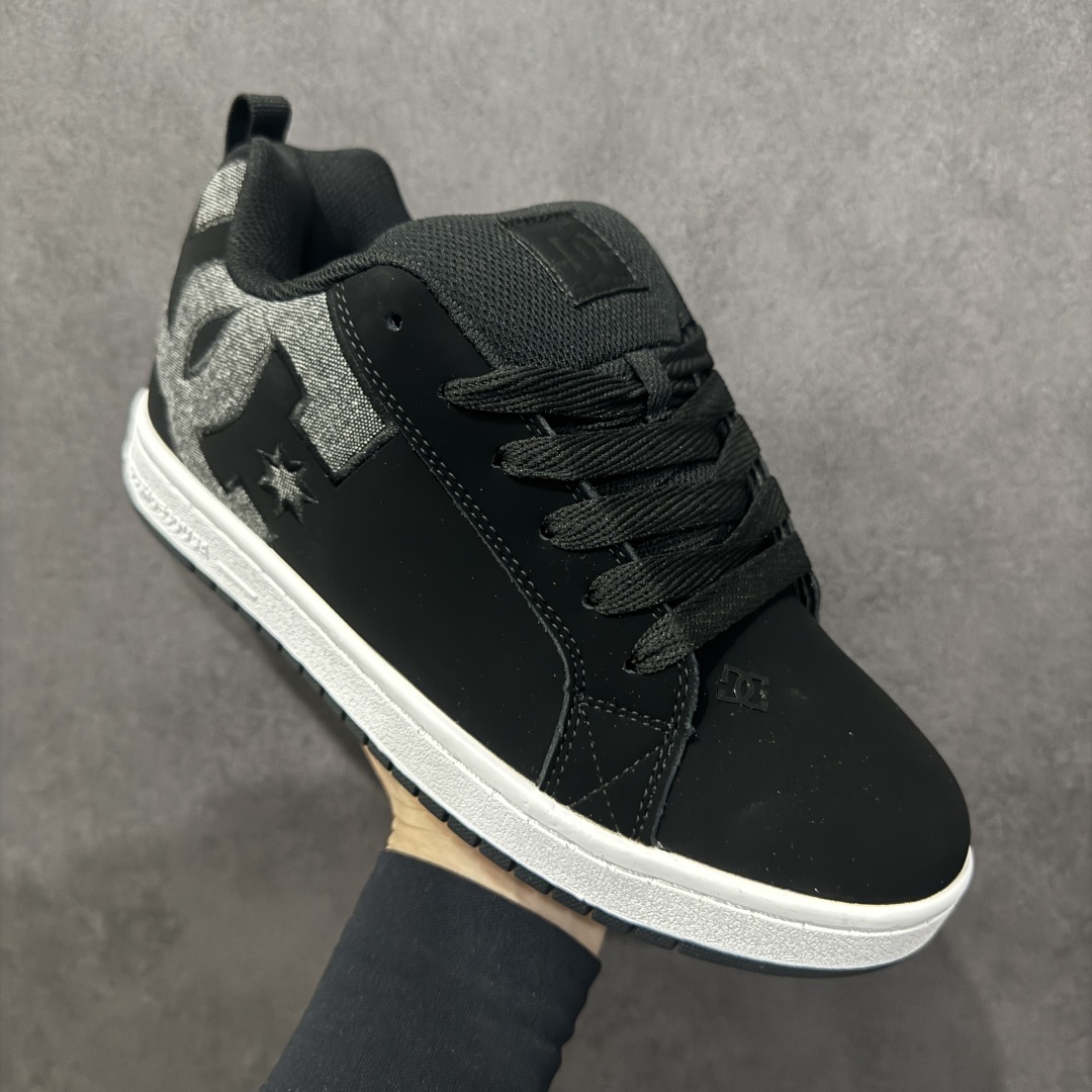 图片[3]-【公司级】街头装品牌 DCSHOECOUSA时尚鞋子男女鞋休闲板鞋低帮圆头百搭 琉凤大底耐磨滑板鞋皮质运动舒适BMX板鞋DC 鞋型经典百搭，低帮系带设计，皮革鞋面，装饰品牌字母LOGO，橡胶鞋底，防滑耐磨轻便，脚感舒适，时髦百搭。 DC/DCShoes就是DCSHOECOUSA，DC Shoes是美国滑板品牌，是很潮的运动品牌。此次 DCSHOES 续写 CBGB 的传奇故事，从 CBGB 中汲取创意灵感融入到产品设计之中，采用具有浓厚街头文化气息的特殊图案传递品牌理念，备受街头爱好者及潮流青年的青睐，品牌粉丝遍布全球。随着极限运动热潮在中国愈演愈烈，如今 DCSHOES 正式重回中国市场，致力为中国的极限运动与街头文化赋予全新生命力。 尺码：36-45-选品中心