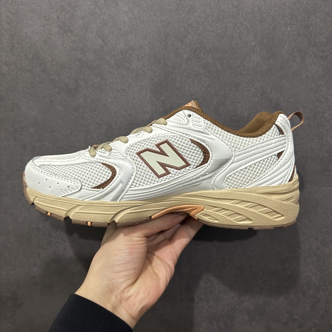 图片[2]-【纯原性价比】New Balance 530 NB530 男女休闲慢跑鞋 MR530NI 大厂出品 所有配色都是原鞋开发 超正版型 超高清洁度和品质 价格更具性价比 实体代购专用订单 配套商长期套现长期补货 全新货品 正常出厂触屏不到的单价 超级跑量款 全套原楦原纸板原厂数据开发 进口三明治网面 原装进口翻毛皮料正确绒感卡色 正确中底拉帮中底网布细节 采用轻质牛剖革拼接透气网眼衬垫织物鞋面材质 T-Beam大底提供足步弓支撑 保持步态稳定 后跟搭载外露缓震胶 鞋身整体以各种深浅不一的灰色覆盖 鞋头以淡蓝色调装饰 网眼衬垫通过不规律的色块实现做旧的美感 泛黄的鞋底更是进一步增添了复古气息 尺码：36 37 37.5 38 38.5 39.5 40 40.5 41.5 42 42.5 43 44 44.5 45-选品中心