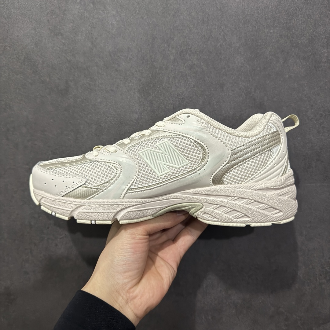 图片[2]-【纯原性价比】New Balance 530 NB530 男女休闲慢跑鞋 MR530AA1 大厂出品 所有配色都是原鞋开发 超正版型 超高清洁度和品质 价格更具性价比 实体代购专用订单 配套商长期套现长期补货 全新货品 正常出厂触屏不到的单价 超级跑量款 全套原楦原纸板原厂数据开发 进口三明治网面 原装进口翻毛皮料正确绒感卡色 正确中底拉帮中底网布细节 采用轻质牛剖革拼接透气网眼衬垫织物鞋面材质 T-Beam大底提供足步弓支撑 保持步态稳定 后跟搭载外露缓震胶 鞋身整体以各种深浅不一的灰色覆盖 鞋头以淡蓝色调装饰 网眼衬垫通过不规律的色块实现做旧的美感 泛黄的鞋底更是进一步增添了复古气息 尺码：36 37 37.5 38 38.5 39.5 40 40.5 41.5 42 42.5 43 44 44.5 45-选品中心