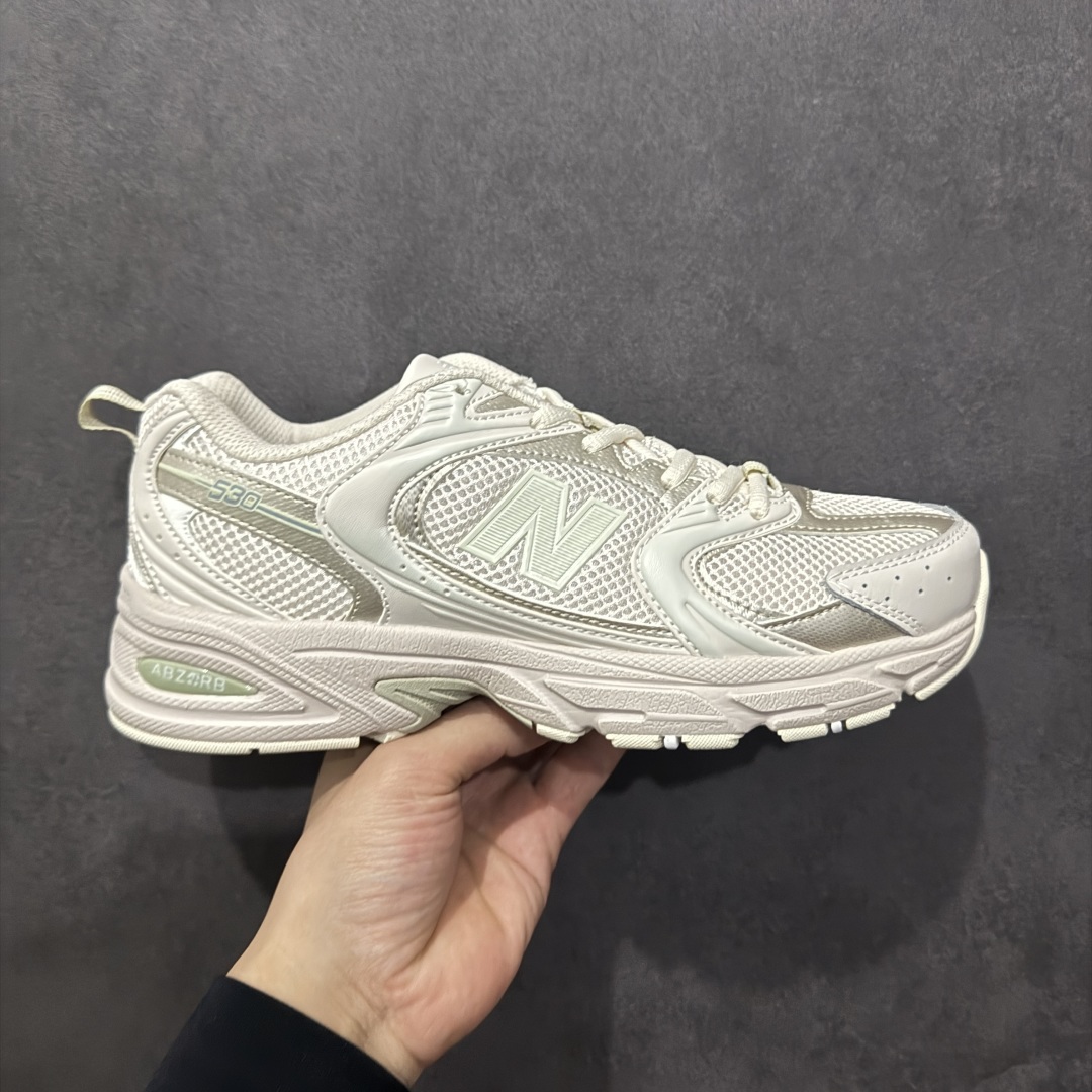 【纯原性价比】New Balance 530 NB530 男女休闲慢跑鞋 MR530AA1 大厂出品 所有配色都是原鞋开发 超正版型 超高清洁度和品质 价格更具性价比 实体代购专用订单 配套商长期套现长期补货 全新货品 正常出厂触屏不到的单价 超级跑量款 全套原楦原纸板原厂数据开发 进口三明治网面 原装进口翻毛皮料正确绒感卡色 正确中底拉帮中底网布细节 采用轻质牛剖革拼接透气网眼衬垫织物鞋面材质 T-Beam大底提供足步弓支撑 保持步态稳定 后跟搭载外露缓震胶 鞋身整体以各种深浅不一的灰色覆盖 鞋头以淡蓝色调装饰 网眼衬垫通过不规律的色块实现做旧的美感 泛黄的鞋底更是进一步增添了复古气息 尺码：36 37 37.5 38 38.5 39.5 40 40.5 41.5 42 42.5 43 44 44.5 45-选品中心