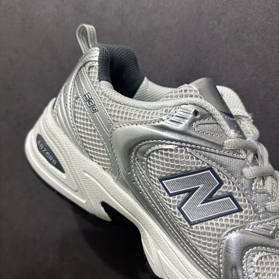 图片[6]-【纯原性价比】New Balance 530 NB530 男女休闲慢跑鞋 MR530LG 大厂出品 所有配色都是原鞋开发 超正版型 超高清洁度和品质 价格更具性价比 实体代购专用订单 配套商长期套现长期补货 全新货品 正常出厂触屏不到的单价 超级跑量款 全套原楦原纸板原厂数据开发 进口三明治网面 原装进口翻毛皮料正确绒感卡色 正确中底拉帮中底网布细节 采用轻质牛剖革拼接透气网眼衬垫织物鞋面材质 T-Beam大底提供足步弓支撑 保持步态稳定 后跟搭载外露缓震胶 鞋身整体以各种深浅不一的灰色覆盖 鞋头以淡蓝色调装饰 网眼衬垫通过不规律的色块实现做旧的美感 泛黄的鞋底更是进一步增添了复古气息 尺码：36 37 37.5 38 38.5 39.5 40 40.5 41.5 42 42.5 43 44 44.5 45-选品中心
