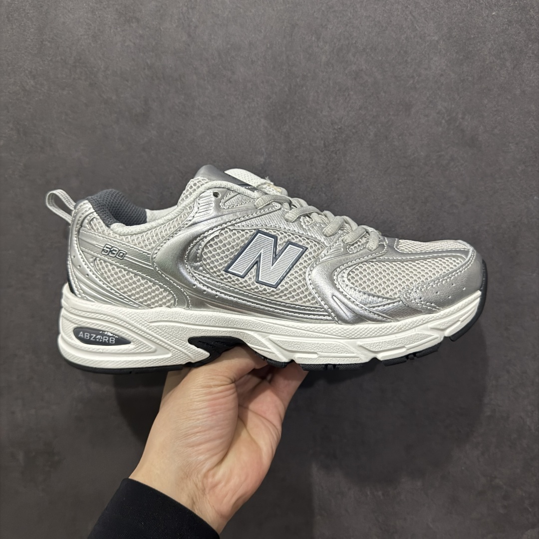 【纯原性价比】New Balance 530 NB530 男女休闲慢跑鞋 MR530LG 大厂出品 所有配色都是原鞋开发 超正版型 超高清洁度和品质 价格更具性价比 实体代购专用订单 配套商长期套现长期补货 全新货品 正常出厂触屏不到的单价 超级跑量款 全套原楦原纸板原厂数据开发 进口三明治网面 原装进口翻毛皮料正确绒感卡色 正确中底拉帮中底网布细节 采用轻质牛剖革拼接透气网眼衬垫织物鞋面材质 T-Beam大底提供足步弓支撑 保持步态稳定 后跟搭载外露缓震胶 鞋身整体以各种深浅不一的灰色覆盖 鞋头以淡蓝色调装饰 网眼衬垫通过不规律的色块实现做旧的美感 泛黄的鞋底更是进一步增添了复古气息 尺码:36 37 37.5 38 38.5 39.5 40 40.5 41.5 42 42.5 43 44 44.5 45-选品中心