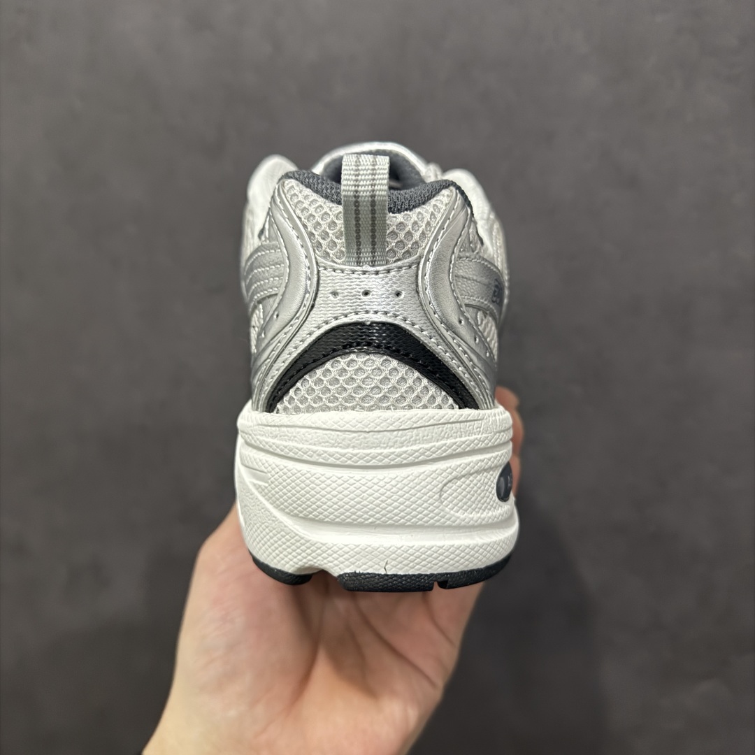 图片[4]-【纯原性价比】New Balance 530 NB530 男女休闲慢跑鞋 MR530LG 大厂出品 所有配色都是原鞋开发 超正版型 超高清洁度和品质 价格更具性价比 实体代购专用订单 配套商长期套现长期补货 全新货品 正常出厂触屏不到的单价 超级跑量款 全套原楦原纸板原厂数据开发 进口三明治网面 原装进口翻毛皮料正确绒感卡色 正确中底拉帮中底网布细节 采用轻质牛剖革拼接透气网眼衬垫织物鞋面材质 T-Beam大底提供足步弓支撑 保持步态稳定 后跟搭载外露缓震胶 鞋身整体以各种深浅不一的灰色覆盖 鞋头以淡蓝色调装饰 网眼衬垫通过不规律的色块实现做旧的美感 泛黄的鞋底更是进一步增添了复古气息 尺码：36 37 37.5 38 38.5 39.5 40 40.5 41.5 42 42.5 43 44 44.5 45-选品中心