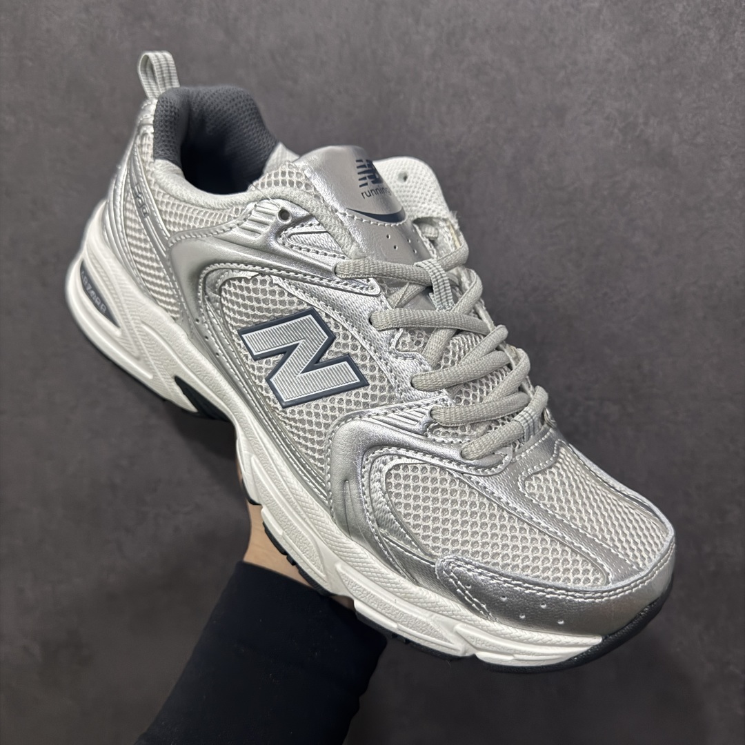 图片[3]-【纯原性价比】New Balance 530 NB530 男女休闲慢跑鞋 MR530LG 大厂出品 所有配色都是原鞋开发 超正版型 超高清洁度和品质 价格更具性价比 实体代购专用订单 配套商长期套现长期补货 全新货品 正常出厂触屏不到的单价 超级跑量款 全套原楦原纸板原厂数据开发 进口三明治网面 原装进口翻毛皮料正确绒感卡色 正确中底拉帮中底网布细节 采用轻质牛剖革拼接透气网眼衬垫织物鞋面材质 T-Beam大底提供足步弓支撑 保持步态稳定 后跟搭载外露缓震胶 鞋身整体以各种深浅不一的灰色覆盖 鞋头以淡蓝色调装饰 网眼衬垫通过不规律的色块实现做旧的美感 泛黄的鞋底更是进一步增添了复古气息 尺码：36 37 37.5 38 38.5 39.5 40 40.5 41.5 42 42.5 43 44 44.5 45-选品中心