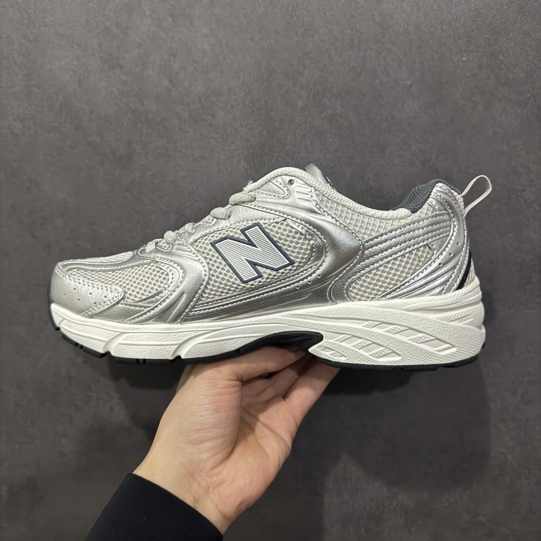 图片[2]-【纯原性价比】New Balance 530 NB530 男女休闲慢跑鞋 MR530LG 大厂出品 所有配色都是原鞋开发 超正版型 超高清洁度和品质 价格更具性价比 实体代购专用订单 配套商长期套现长期补货 全新货品 正常出厂触屏不到的单价 超级跑量款 全套原楦原纸板原厂数据开发 进口三明治网面 原装进口翻毛皮料正确绒感卡色 正确中底拉帮中底网布细节 采用轻质牛剖革拼接透气网眼衬垫织物鞋面材质 T-Beam大底提供足步弓支撑 保持步态稳定 后跟搭载外露缓震胶 鞋身整体以各种深浅不一的灰色覆盖 鞋头以淡蓝色调装饰 网眼衬垫通过不规律的色块实现做旧的美感 泛黄的鞋底更是进一步增添了复古气息 尺码：36 37 37.5 38 38.5 39.5 40 40.5 41.5 42 42.5 43 44 44.5 45-选品中心