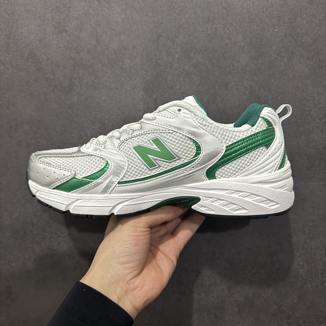 图片[2]-【纯原性价比】New Balance 530 NB530 男女休闲慢跑鞋 MR530ENG 大厂出品 所有配色都是原鞋开发 超正版型 超高清洁度和品质 价格更具性价比 实体代购专用订单 配套商长期套现长期补货 全新货品 正常出厂触屏不到的单价 超级跑量款 全套原楦原纸板原厂数据开发 进口三明治网面 原装进口翻毛皮料正确绒感卡色 正确中底拉帮中底网布细节 采用轻质牛剖革拼接透气网眼衬垫织物鞋面材质 T-Beam大底提供足步弓支撑 保持步态稳定 后跟搭载外露缓震胶 鞋身整体以各种深浅不一的灰色覆盖 鞋头以淡蓝色调装饰 网眼衬垫通过不规律的色块实现做旧的美感 泛黄的鞋底更是进一步增添了复古气息 尺码：36 37 37.5 38 38.5 39.5 40 40.5 41.5 42 42.5 43 44 44.5 45-选品中心