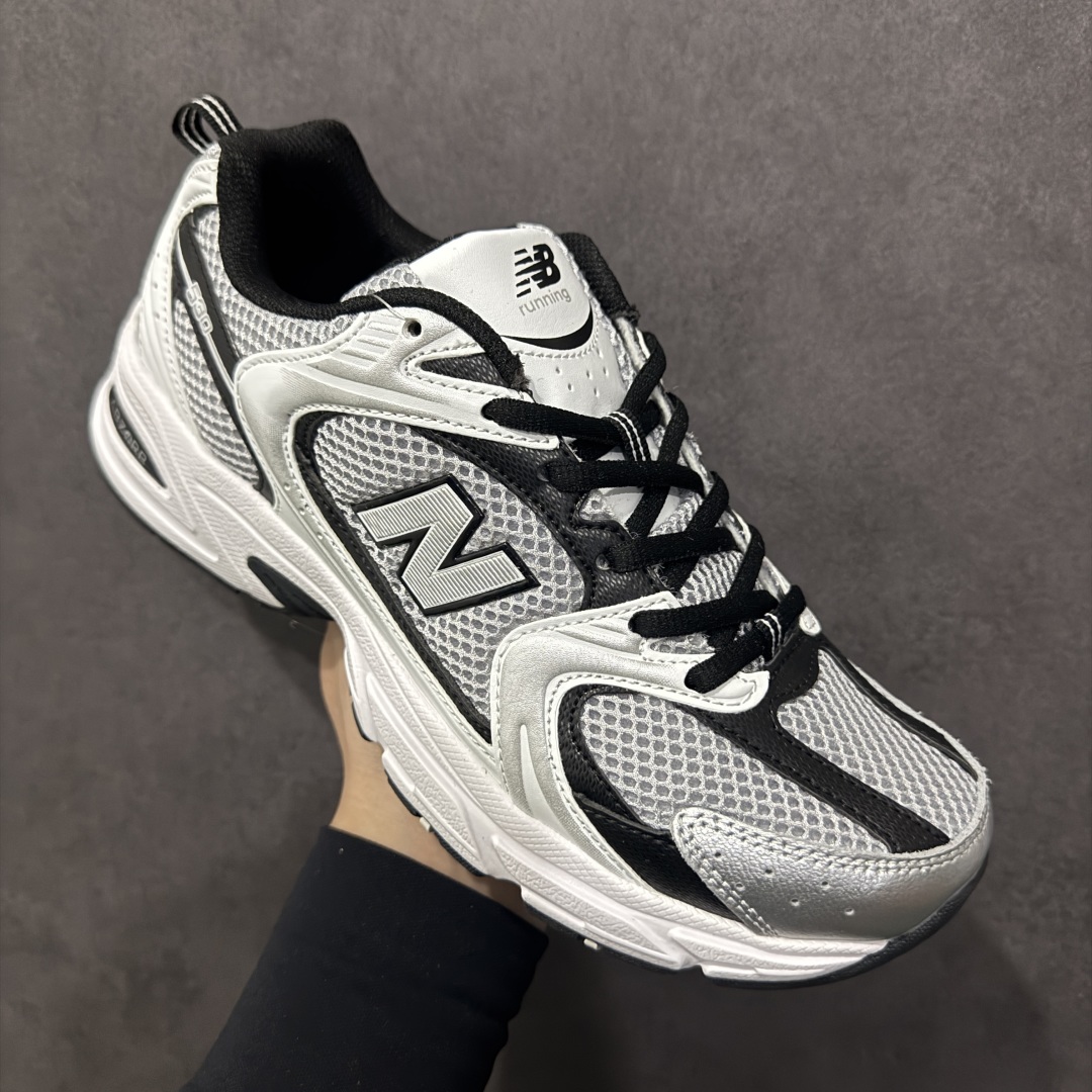 图片[3]-【纯原性价比】New Balance 530 NB530 男女休闲慢跑鞋 MR530USX 大厂出品 所有配色都是原鞋开发 超正版型 超高清洁度和品质 价格更具性价比 实体代购专用订单 配套商长期套现长期补货 全新货品 正常出厂触屏不到的单价 超级跑量款 全套原楦原纸板原厂数据开发 进口三明治网面 原装进口翻毛皮料正确绒感卡色 正确中底拉帮中底网布细节 采用轻质牛剖革拼接透气网眼衬垫织物鞋面材质 T-Beam大底提供足步弓支撑 保持步态稳定 后跟搭载外露缓震胶 鞋身整体以各种深浅不一的灰色覆盖 鞋头以淡蓝色调装饰 网眼衬垫通过不规律的色块实现做旧的美感 泛黄的鞋底更是进一步增添了复古气息 尺码：36 37 37.5 38 38.5 39.5 40 40.5 41.5 42 42.5 43 44 44.5 45-选品中心