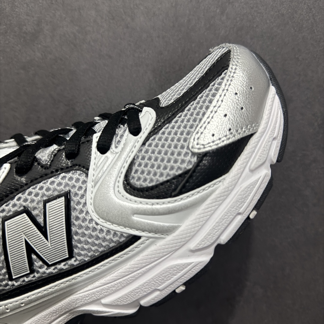 图片[5]-【纯原性价比】New Balance 530 NB530 男女休闲慢跑鞋 MR530USX 大厂出品 所有配色都是原鞋开发 超正版型 超高清洁度和品质 价格更具性价比 实体代购专用订单 配套商长期套现长期补货 全新货品 正常出厂触屏不到的单价 超级跑量款 全套原楦原纸板原厂数据开发 进口三明治网面 原装进口翻毛皮料正确绒感卡色 正确中底拉帮中底网布细节 采用轻质牛剖革拼接透气网眼衬垫织物鞋面材质 T-Beam大底提供足步弓支撑 保持步态稳定 后跟搭载外露缓震胶 鞋身整体以各种深浅不一的灰色覆盖 鞋头以淡蓝色调装饰 网眼衬垫通过不规律的色块实现做旧的美感 泛黄的鞋底更是进一步增添了复古气息 尺码：36 37 37.5 38 38.5 39.5 40 40.5 41.5 42 42.5 43 44 44.5 45-选品中心