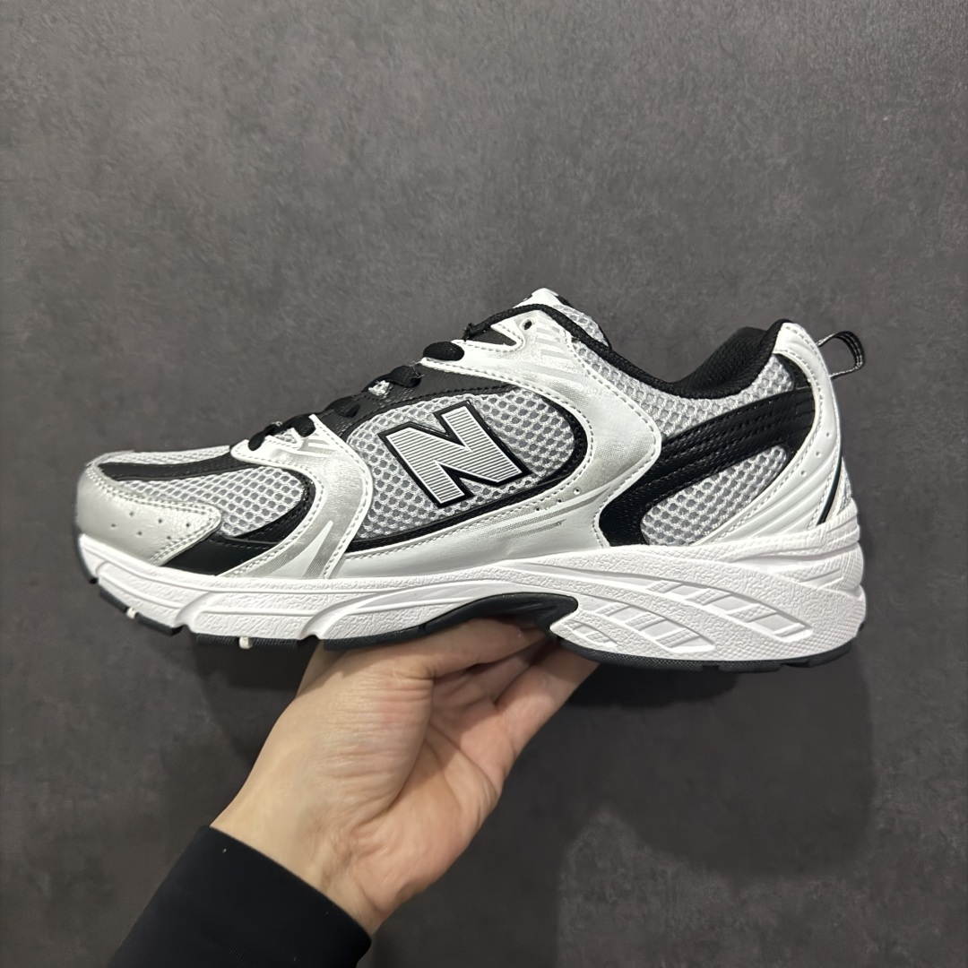 图片[2]-【纯原性价比】New Balance 530 NB530 男女休闲慢跑鞋 MR530USX 大厂出品 所有配色都是原鞋开发 超正版型 超高清洁度和品质 价格更具性价比 实体代购专用订单 配套商长期套现长期补货 全新货品 正常出厂触屏不到的单价 超级跑量款 全套原楦原纸板原厂数据开发 进口三明治网面 原装进口翻毛皮料正确绒感卡色 正确中底拉帮中底网布细节 采用轻质牛剖革拼接透气网眼衬垫织物鞋面材质 T-Beam大底提供足步弓支撑 保持步态稳定 后跟搭载外露缓震胶 鞋身整体以各种深浅不一的灰色覆盖 鞋头以淡蓝色调装饰 网眼衬垫通过不规律的色块实现做旧的美感 泛黄的鞋底更是进一步增添了复古气息 尺码：36 37 37.5 38 38.5 39.5 40 40.5 41.5 42 42.5 43 44 44.5 45-选品中心