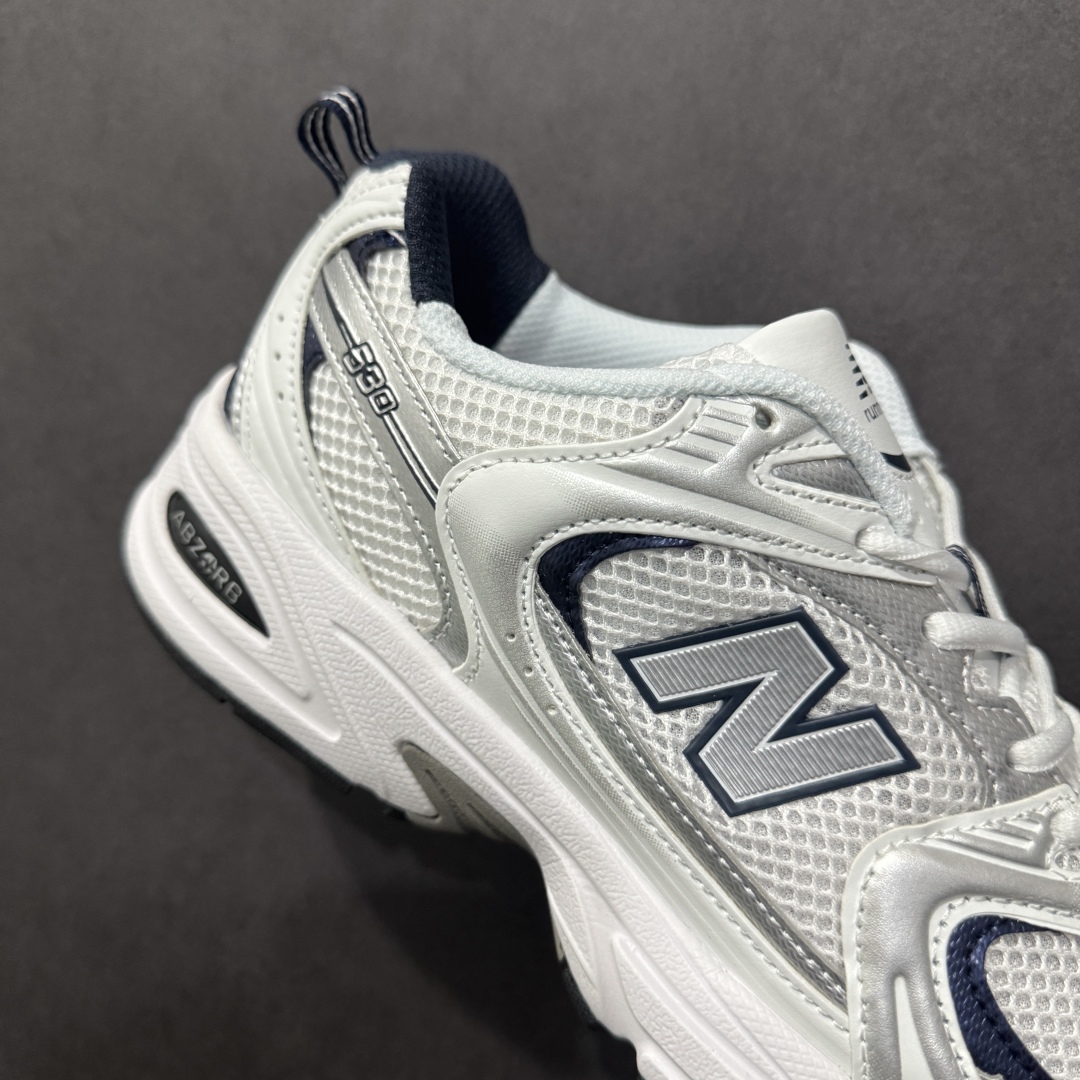 图片[6]-【纯原性价比】New Balance 530 NB530 男女休闲慢跑鞋 MR530SG 大厂出品 所有配色都是原鞋开发 超正版型 超高清洁度和品质 价格更具性价比 实体代购专用订单 配套商长期套现长期补货 全新货品 正常出厂触屏不到的单价 超级跑量款 全套原楦原纸板原厂数据开发 进口三明治网面 原装进口翻毛皮料正确绒感卡色 正确中底拉帮中底网布细节 采用轻质牛剖革拼接透气网眼衬垫织物鞋面材质 T-Beam大底提供足步弓支撑 保持步态稳定 后跟搭载外露缓震胶 鞋身整体以各种深浅不一的灰色覆盖 鞋头以淡蓝色调装饰 网眼衬垫通过不规律的色块实现做旧的美感 泛黄的鞋底更是进一步增添了复古气息 尺码：36 37 37.5 38 38.5 39.5 40 40.5 41.5 42 42.5 43 44 44.5 45-选品中心