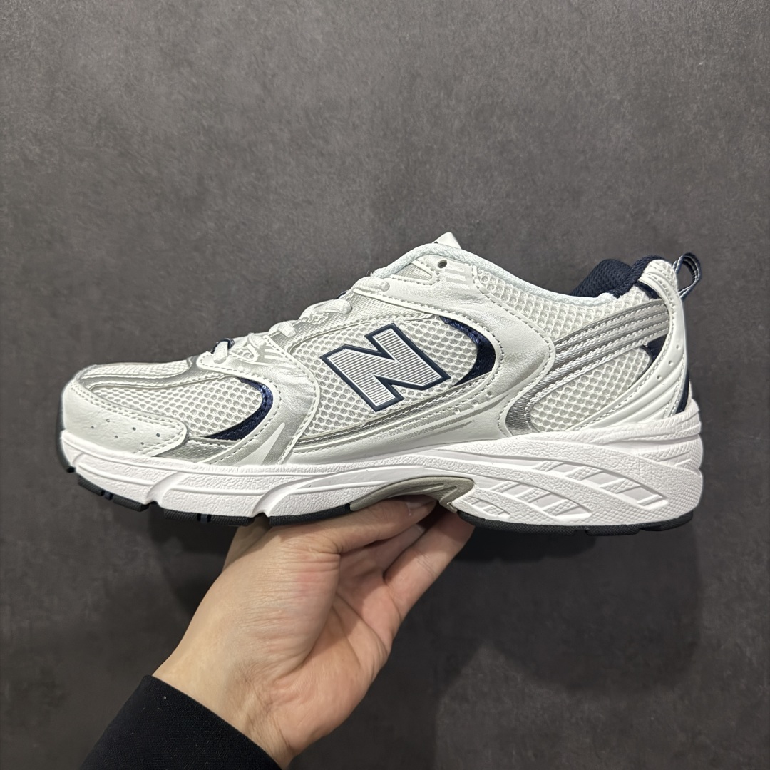 图片[2]-【纯原性价比】New Balance 530 NB530 男女休闲慢跑鞋 MR530SG 大厂出品 所有配色都是原鞋开发 超正版型 超高清洁度和品质 价格更具性价比 实体代购专用订单 配套商长期套现长期补货 全新货品 正常出厂触屏不到的单价 超级跑量款 全套原楦原纸板原厂数据开发 进口三明治网面 原装进口翻毛皮料正确绒感卡色 正确中底拉帮中底网布细节 采用轻质牛剖革拼接透气网眼衬垫织物鞋面材质 T-Beam大底提供足步弓支撑 保持步态稳定 后跟搭载外露缓震胶 鞋身整体以各种深浅不一的灰色覆盖 鞋头以淡蓝色调装饰 网眼衬垫通过不规律的色块实现做旧的美感 泛黄的鞋底更是进一步增添了复古气息 尺码：36 37 37.5 38 38.5 39.5 40 40.5 41.5 42 42.5 43 44 44.5 45-选品中心