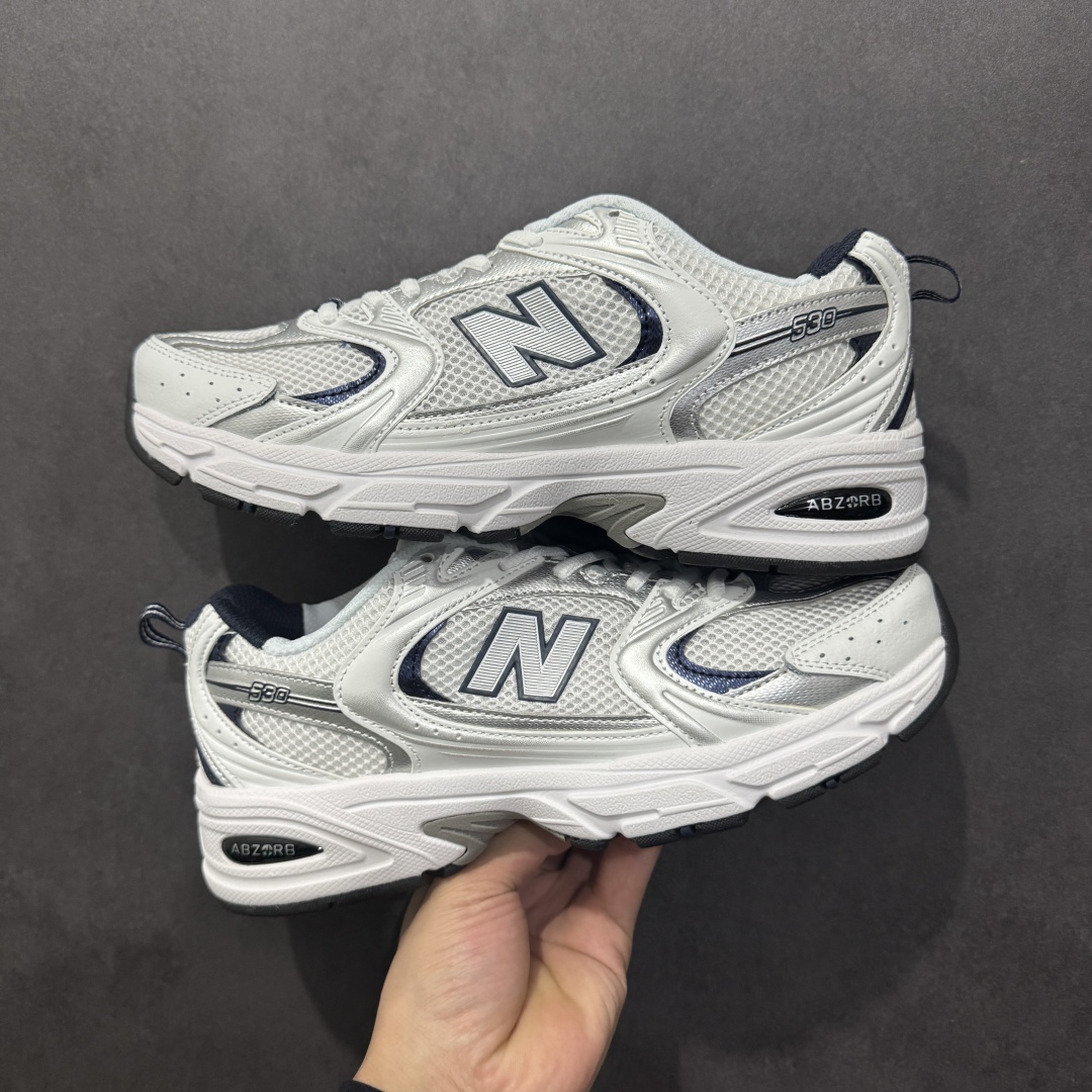 图片[19]-【纯原性价比】New Balance 530 NB530 男女休闲慢跑鞋 MR530FW1 大厂出品 所有配色都是原鞋开发 超正版型 超高清洁度和品质 价格更具性价比 实体代购专用订单 配套商长期套现长期补货 全新货品 正常出厂触屏不到的单价 超级跑量款 全套原楦原纸板原厂数据开发 进口三明治网面 原装进口翻毛皮料正确绒感卡色 正确中底拉帮中底网布细节 采用轻质牛剖革拼接透气网眼衬垫织物鞋面材质 T-Beam大底提供足步弓支撑 保持步态稳定 后跟搭载外露缓震胶 鞋身整体以各种深浅不一的灰色覆盖 鞋头以淡蓝色调装饰 网眼衬垫通过不规律的色块实现做旧的美感 泛黄的鞋底更是进一步增添了复古气息 尺码：36 37 37.5 38 38.5 39.5 40 40.5 41.5 42 42.5 43 44 44.5 45-选品中心