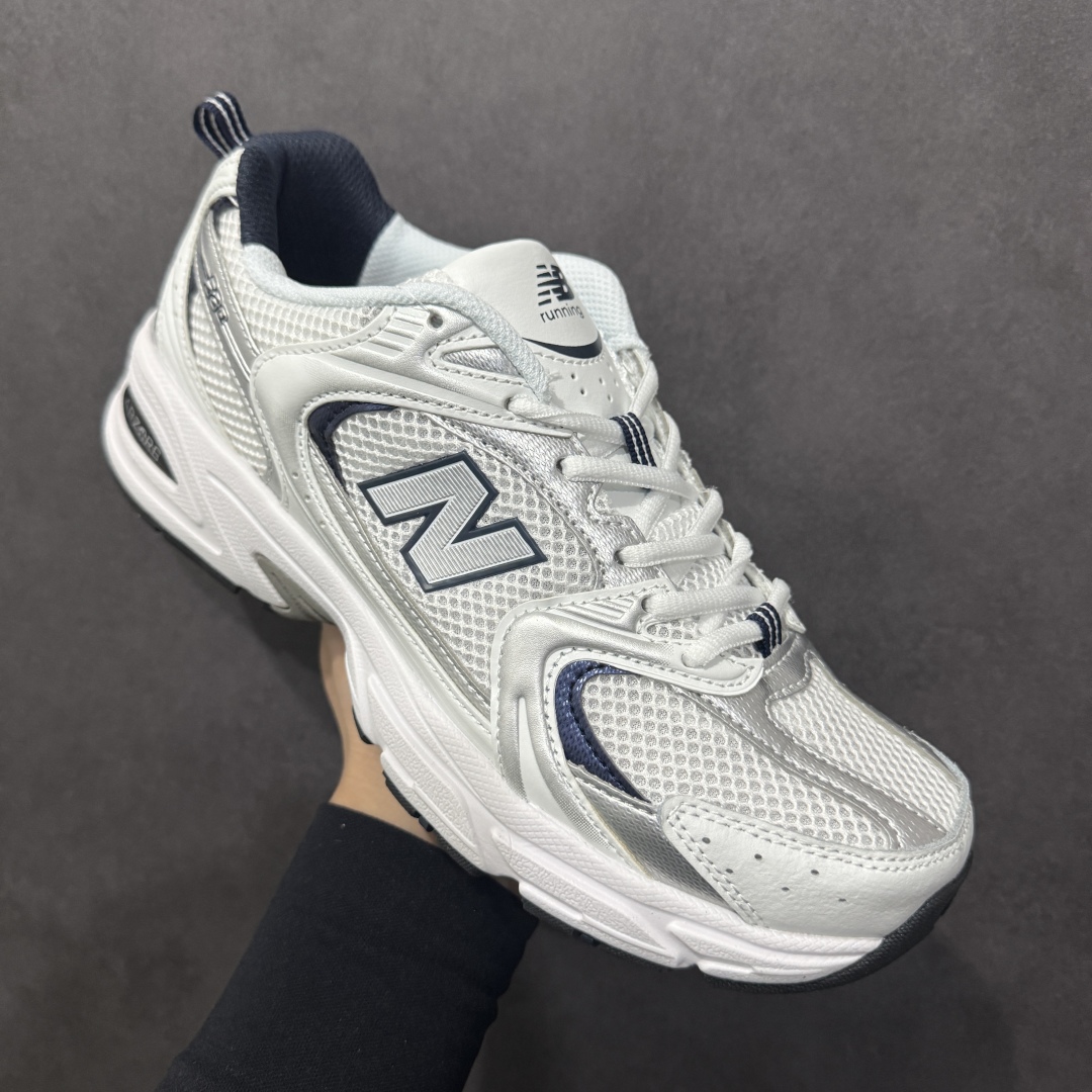 图片[3]-【纯原性价比】New Balance 530 NB530 男女休闲慢跑鞋 MR530SG 大厂出品 所有配色都是原鞋开发 超正版型 超高清洁度和品质 价格更具性价比 实体代购专用订单 配套商长期套现长期补货 全新货品 正常出厂触屏不到的单价 超级跑量款 全套原楦原纸板原厂数据开发 进口三明治网面 原装进口翻毛皮料正确绒感卡色 正确中底拉帮中底网布细节 采用轻质牛剖革拼接透气网眼衬垫织物鞋面材质 T-Beam大底提供足步弓支撑 保持步态稳定 后跟搭载外露缓震胶 鞋身整体以各种深浅不一的灰色覆盖 鞋头以淡蓝色调装饰 网眼衬垫通过不规律的色块实现做旧的美感 泛黄的鞋底更是进一步增添了复古气息 尺码：36 37 37.5 38 38.5 39.5 40 40.5 41.5 42 42.5 43 44 44.5 45-选品中心