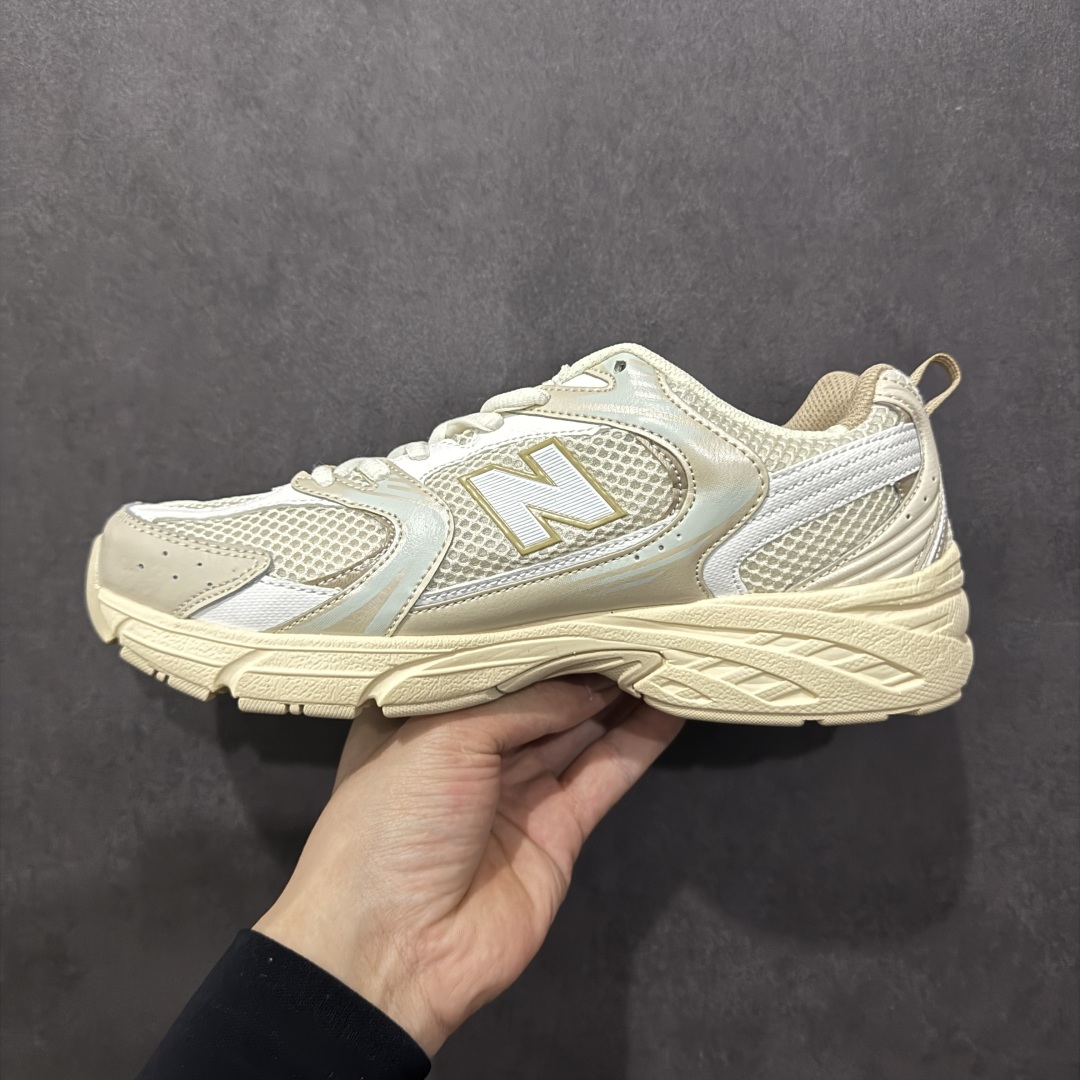图片[2]-【纯原性价比】New Balance 530 NB530 男女休闲慢跑鞋 MR530AA 大厂出品 所有配色都是原鞋开发 超正版型 超高清洁度和品质 价格更具性价比 实体代购专用订单 配套商长期套现长期补货 全新货品 正常出厂触屏不到的单价 超级跑量款 全套原楦原纸板原厂数据开发 进口三明治网面 原装进口翻毛皮料正确绒感卡色 正确中底拉帮中底网布细节 采用轻质牛剖革拼接透气网眼衬垫织物鞋面材质 T-Beam大底提供足步弓支撑 保持步态稳定 后跟搭载外露缓震胶 鞋身整体以各种深浅不一的灰色覆盖 鞋头以淡蓝色调装饰 网眼衬垫通过不规律的色块实现做旧的美感 泛黄的鞋底更是进一步增添了复古气息 尺码：36 37 37.5 38 38.5 39.5 40 40.5 41.5 42 42.5 43 44 44.5 45-选品中心