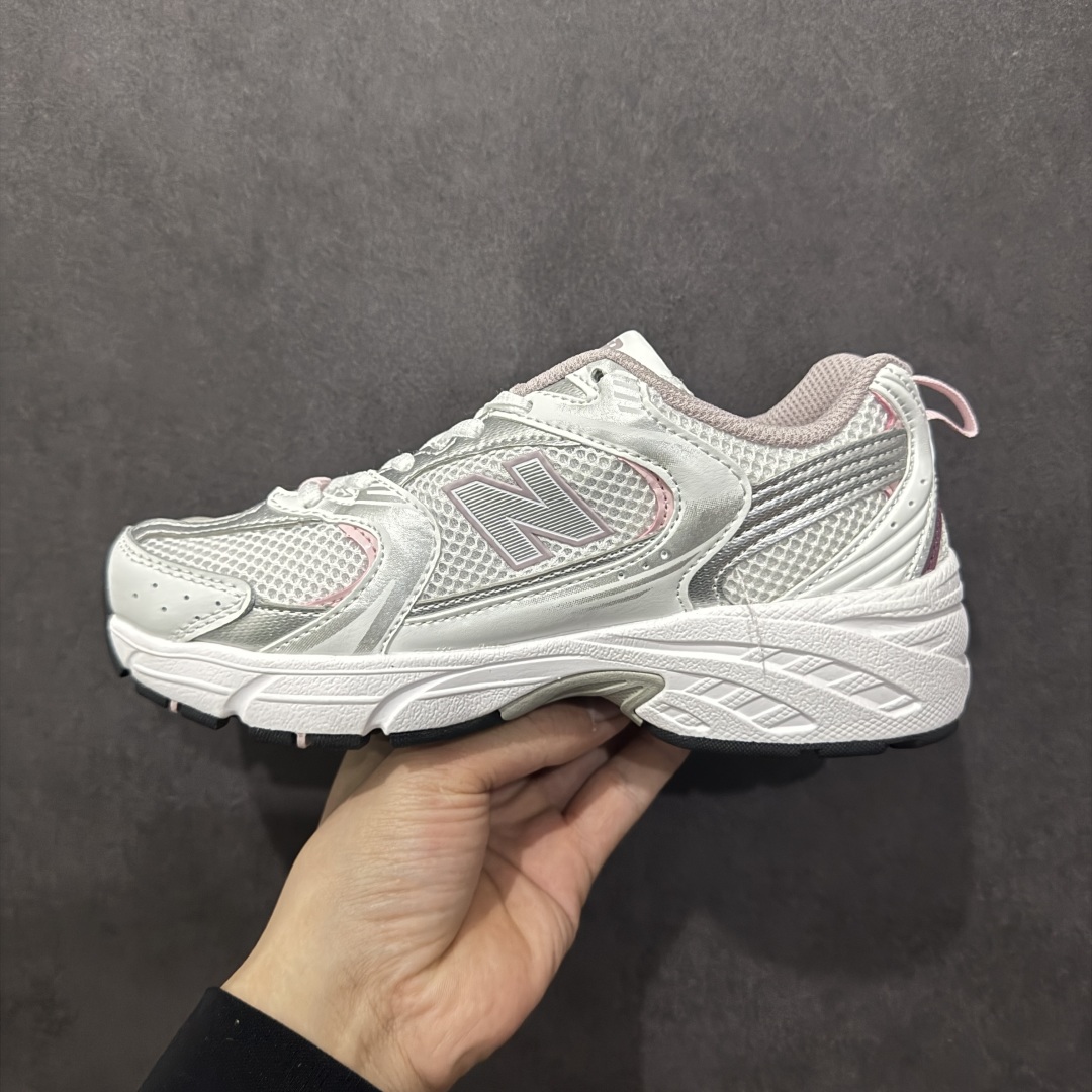 图片[2]-【纯原性价比】New Balance 530 NB530 男女休闲慢跑鞋 MR530SGC 大厂出品 所有配色都是原鞋开发 超正版型 超高清洁度和品质 价格更具性价比 实体代购专用订单 配套商长期套现长期补货 全新货品 正常出厂触屏不到的单价 超级跑量款 全套原楦原纸板原厂数据开发 进口三明治网面 原装进口翻毛皮料正确绒感卡色 正确中底拉帮中底网布细节 采用轻质牛剖革拼接透气网眼衬垫织物鞋面材质 T-Beam大底提供足步弓支撑 保持步态稳定 后跟搭载外露缓震胶 鞋身整体以各种深浅不一的灰色覆盖 鞋头以淡蓝色调装饰 网眼衬垫通过不规律的色块实现做旧的美感 泛黄的鞋底更是进一步增添了复古气息 尺码：36 37 37.5 38 38.5 39.5 40 40.5 41.5 42 42.5 43 44 44.5 45-选品中心