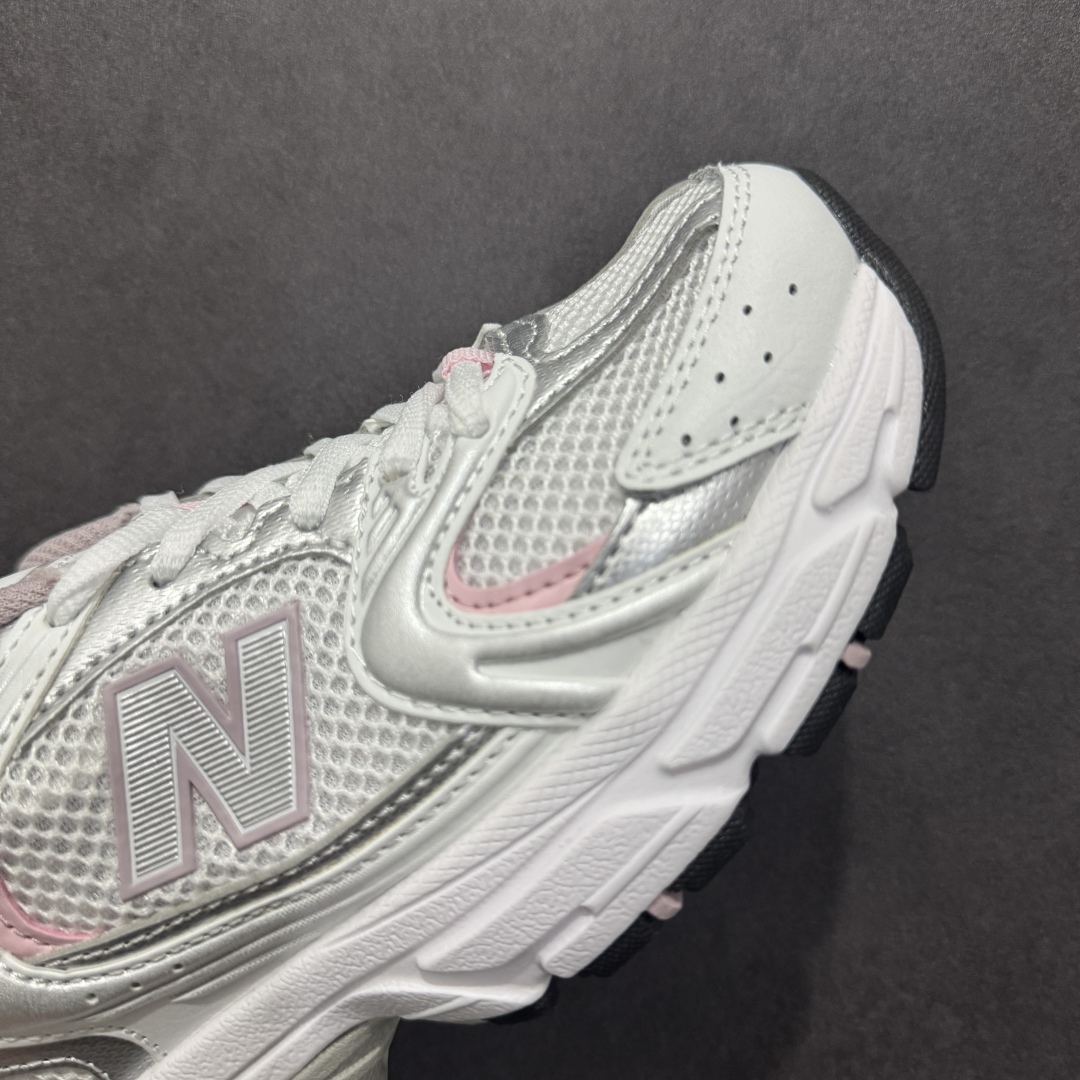 图片[5]-【纯原性价比】New Balance 530 NB530 男女休闲慢跑鞋 MR530SGC 大厂出品 所有配色都是原鞋开发 超正版型 超高清洁度和品质 价格更具性价比 实体代购专用订单 配套商长期套现长期补货 全新货品 正常出厂触屏不到的单价 超级跑量款 全套原楦原纸板原厂数据开发 进口三明治网面 原装进口翻毛皮料正确绒感卡色 正确中底拉帮中底网布细节 采用轻质牛剖革拼接透气网眼衬垫织物鞋面材质 T-Beam大底提供足步弓支撑 保持步态稳定 后跟搭载外露缓震胶 鞋身整体以各种深浅不一的灰色覆盖 鞋头以淡蓝色调装饰 网眼衬垫通过不规律的色块实现做旧的美感 泛黄的鞋底更是进一步增添了复古气息 尺码：36 37 37.5 38 38.5 39.5 40 40.5 41.5 42 42.5 43 44 44.5 45-选品中心