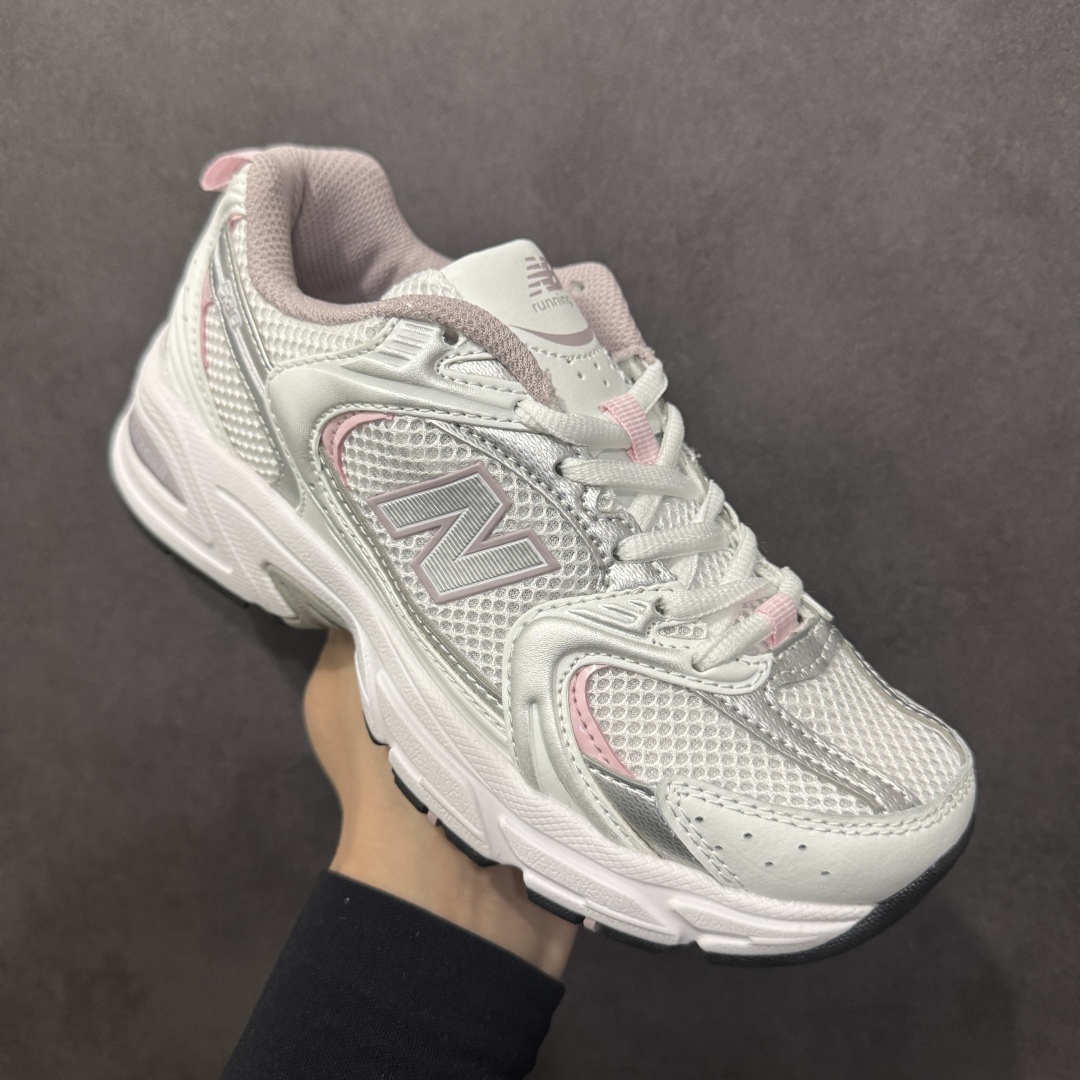 图片[3]-【纯原性价比】New Balance 530 NB530 男女休闲慢跑鞋 MR530SGC 大厂出品 所有配色都是原鞋开发 超正版型 超高清洁度和品质 价格更具性价比 实体代购专用订单 配套商长期套现长期补货 全新货品 正常出厂触屏不到的单价 超级跑量款 全套原楦原纸板原厂数据开发 进口三明治网面 原装进口翻毛皮料正确绒感卡色 正确中底拉帮中底网布细节 采用轻质牛剖革拼接透气网眼衬垫织物鞋面材质 T-Beam大底提供足步弓支撑 保持步态稳定 后跟搭载外露缓震胶 鞋身整体以各种深浅不一的灰色覆盖 鞋头以淡蓝色调装饰 网眼衬垫通过不规律的色块实现做旧的美感 泛黄的鞋底更是进一步增添了复古气息 尺码：36 37 37.5 38 38.5 39.5 40 40.5 41.5 42 42.5 43 44 44.5 45-选品中心