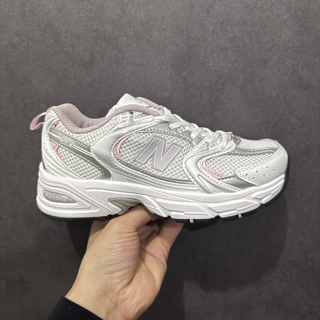 【纯原性价比】New Balance 530 NB530 男女休闲慢跑鞋 MR530SGC 大厂出品 所有配色都是原鞋开发 超正版型 超高清洁度和品质 价格更具性价比 实体代购专用订单 配套商长期套现长期补货 全新货品 正常出厂触屏不到的单价 超级跑量款 全套原楦原纸板原厂数据开发 进口三明治网面 原装进口翻毛皮料正确绒感卡色 正确中底拉帮中底网布细节 采用轻质牛剖革拼接透气网眼衬垫织物鞋面材质 T-Beam大底提供足步弓支撑 保持步态稳定 后跟搭载外露缓震胶 鞋身整体以各种深浅不一的灰色覆盖 鞋头以淡蓝色调装饰 网眼衬垫通过不规律的色块实现做旧的美感 泛黄的鞋底更是进一步增添了复古气息 尺码：36 37 37.5 38 38.5 39.5 40 40.5 41.5 42 42.5 43 44 44.5 45-选品中心