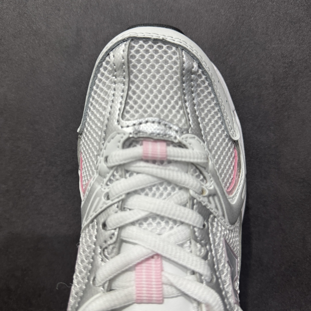 图片[8]-【纯原性价比】New Balance 530 NB530 男女休闲慢跑鞋 MR530SGC 大厂出品 所有配色都是原鞋开发 超正版型 超高清洁度和品质 价格更具性价比 实体代购专用订单 配套商长期套现长期补货 全新货品 正常出厂触屏不到的单价 超级跑量款 全套原楦原纸板原厂数据开发 进口三明治网面 原装进口翻毛皮料正确绒感卡色 正确中底拉帮中底网布细节 采用轻质牛剖革拼接透气网眼衬垫织物鞋面材质 T-Beam大底提供足步弓支撑 保持步态稳定 后跟搭载外露缓震胶 鞋身整体以各种深浅不一的灰色覆盖 鞋头以淡蓝色调装饰 网眼衬垫通过不规律的色块实现做旧的美感 泛黄的鞋底更是进一步增添了复古气息 尺码：36 37 37.5 38 38.5 39.5 40 40.5 41.5 42 42.5 43 44 44.5 45-选品中心