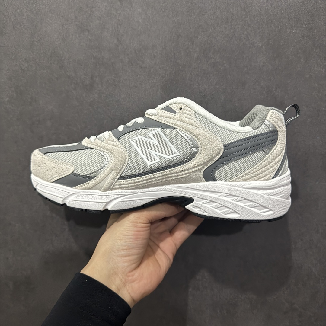 图片[2]-【纯原性价比】New Balance 530 NB530 男女休闲慢跑鞋 MR530CB 大厂出品 所有配色都是原鞋开发 超正版型 超高清洁度和品质 价格更具性价比 实体代购专用订单 配套商长期套现长期补货 全新货品 正常出厂触屏不到的单价 超级跑量款 全套原楦原纸板原厂数据开发 进口三明治网面 原装进口翻毛皮料正确绒感卡色 正确中底拉帮中底网布细节 采用轻质牛剖革拼接透气网眼衬垫织物鞋面材质 T-Beam大底提供足步弓支撑 保持步态稳定 后跟搭载外露缓震胶 鞋身整体以各种深浅不一的灰色覆盖 鞋头以淡蓝色调装饰 网眼衬垫通过不规律的色块实现做旧的美感 泛黄的鞋底更是进一步增添了复古气息 尺码：36 37 37.5 38 38.5 39.5 40 40.5 41.5 42 42.5 43 44 44.5 45-选品中心