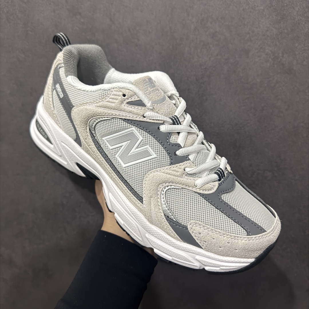 图片[3]-【纯原性价比】New Balance 530 NB530 男女休闲慢跑鞋 MR530CB 大厂出品 所有配色都是原鞋开发 超正版型 超高清洁度和品质 价格更具性价比 实体代购专用订单 配套商长期套现长期补货 全新货品 正常出厂触屏不到的单价 超级跑量款 全套原楦原纸板原厂数据开发 进口三明治网面 原装进口翻毛皮料正确绒感卡色 正确中底拉帮中底网布细节 采用轻质牛剖革拼接透气网眼衬垫织物鞋面材质 T-Beam大底提供足步弓支撑 保持步态稳定 后跟搭载外露缓震胶 鞋身整体以各种深浅不一的灰色覆盖 鞋头以淡蓝色调装饰 网眼衬垫通过不规律的色块实现做旧的美感 泛黄的鞋底更是进一步增添了复古气息 尺码：36 37 37.5 38 38.5 39.5 40 40.5 41.5 42 42.5 43 44 44.5 45-选品中心