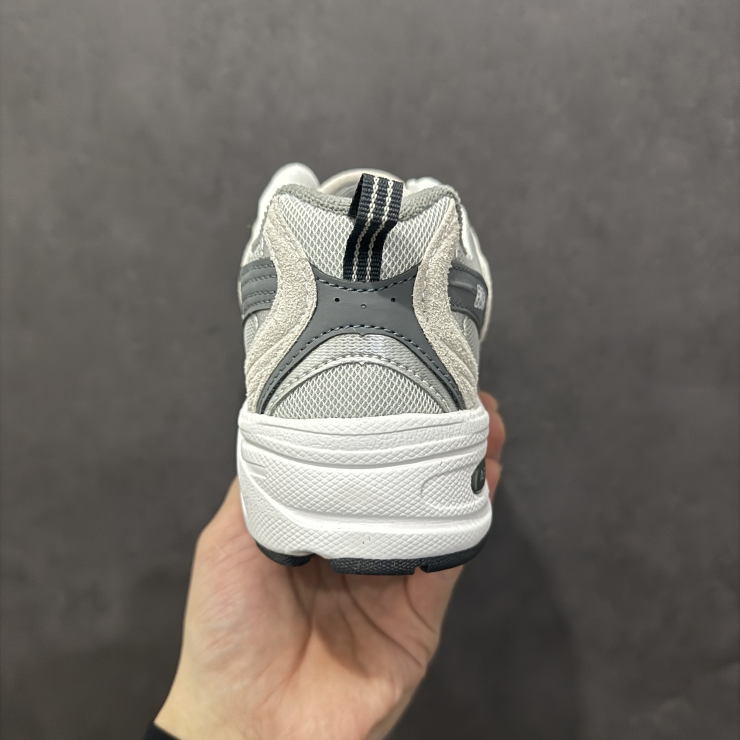 图片[4]-【纯原性价比】New Balance 530 NB530 男女休闲慢跑鞋 MR530CB 大厂出品 所有配色都是原鞋开发 超正版型 超高清洁度和品质 价格更具性价比 实体代购专用订单 配套商长期套现长期补货 全新货品 正常出厂触屏不到的单价 超级跑量款 全套原楦原纸板原厂数据开发 进口三明治网面 原装进口翻毛皮料正确绒感卡色 正确中底拉帮中底网布细节 采用轻质牛剖革拼接透气网眼衬垫织物鞋面材质 T-Beam大底提供足步弓支撑 保持步态稳定 后跟搭载外露缓震胶 鞋身整体以各种深浅不一的灰色覆盖 鞋头以淡蓝色调装饰 网眼衬垫通过不规律的色块实现做旧的美感 泛黄的鞋底更是进一步增添了复古气息 尺码：36 37 37.5 38 38.5 39.5 40 40.5 41.5 42 42.5 43 44 44.5 45-选品中心