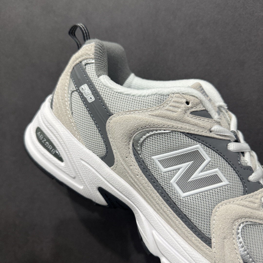 图片[6]-【纯原性价比】New Balance 530 NB530 男女休闲慢跑鞋 MR530CB 大厂出品 所有配色都是原鞋开发 超正版型 超高清洁度和品质 价格更具性价比 实体代购专用订单 配套商长期套现长期补货 全新货品 正常出厂触屏不到的单价 超级跑量款 全套原楦原纸板原厂数据开发 进口三明治网面 原装进口翻毛皮料正确绒感卡色 正确中底拉帮中底网布细节 采用轻质牛剖革拼接透气网眼衬垫织物鞋面材质 T-Beam大底提供足步弓支撑 保持步态稳定 后跟搭载外露缓震胶 鞋身整体以各种深浅不一的灰色覆盖 鞋头以淡蓝色调装饰 网眼衬垫通过不规律的色块实现做旧的美感 泛黄的鞋底更是进一步增添了复古气息 尺码：36 37 37.5 38 38.5 39.5 40 40.5 41.5 42 42.5 43 44 44.5 45-选品中心