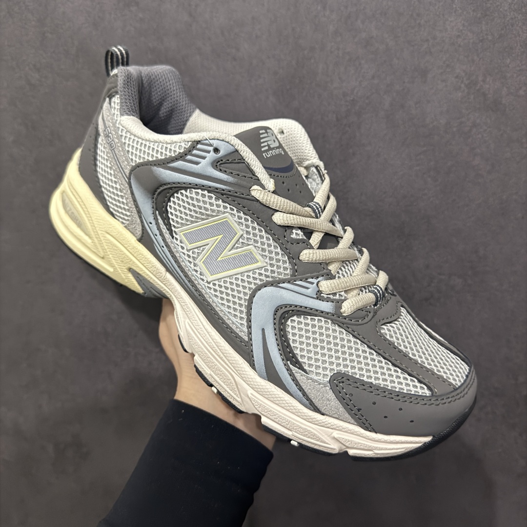 图片[3]-【纯原性价比】New Balance 530 NB530 男女休闲慢跑鞋 MR530TG 大厂出品 所有配色都是原鞋开发 超正版型 超高清洁度和品质 价格更具性价比 实体代购专用订单 配套商长期套现长期补货 全新货品 正常出厂触屏不到的单价 超级跑量款 全套原楦原纸板原厂数据开发 进口三明治网面 原装进口翻毛皮料正确绒感卡色 正确中底拉帮中底网布细节 采用轻质牛剖革拼接透气网眼衬垫织物鞋面材质 T-Beam大底提供足步弓支撑 保持步态稳定 后跟搭载外露缓震胶 鞋身整体以各种深浅不一的灰色覆盖 鞋头以淡蓝色调装饰 网眼衬垫通过不规律的色块实现做旧的美感 泛黄的鞋底更是进一步增添了复古气息 尺码：36 37 37.5 38 38.5 39.5 40 40.5 41.5 42 42.5 43 44 44.5 45-选品中心